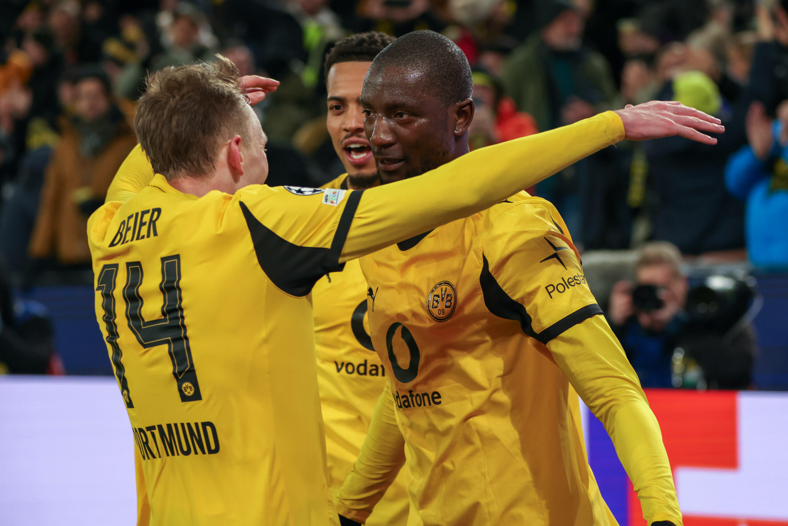 Maximilian Beier umarmt Serhou Guirassy