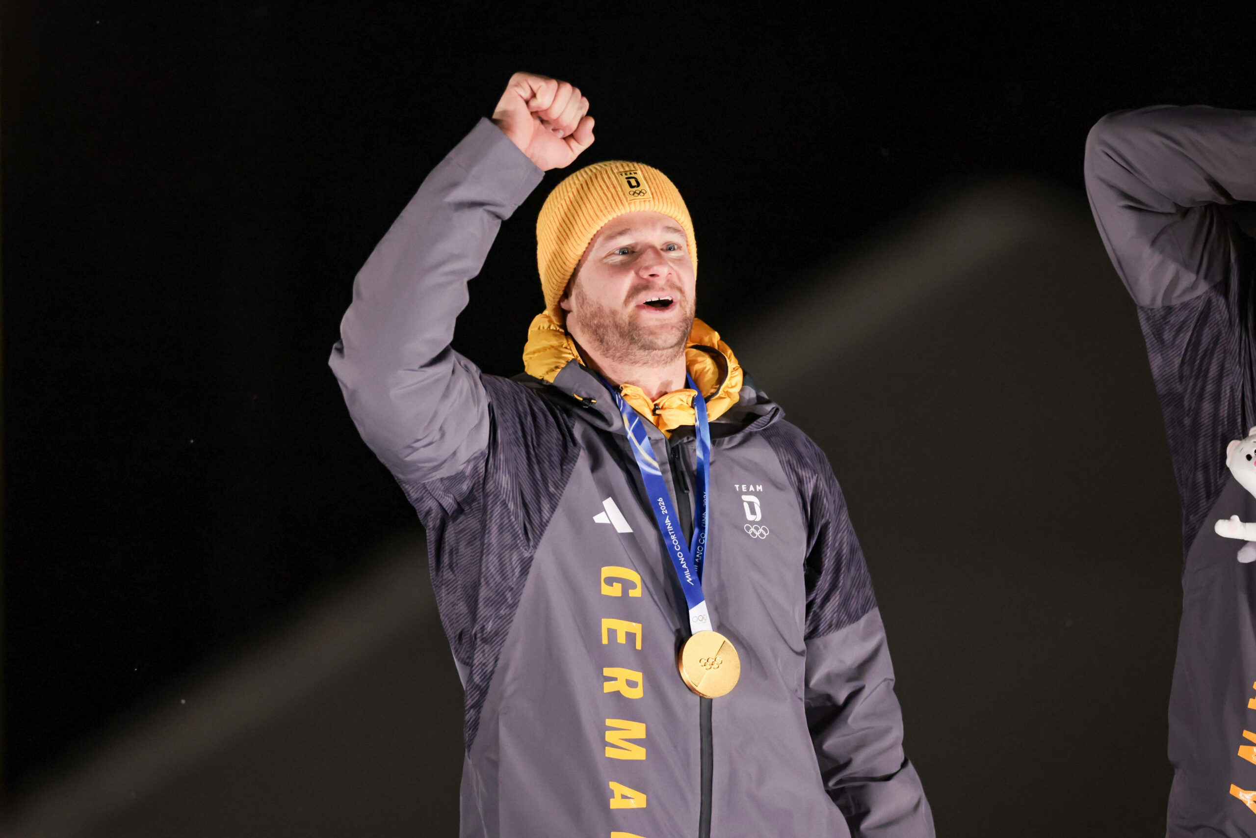 Johannes Lochner ballt die Siegerfaust mit Goldmedaille