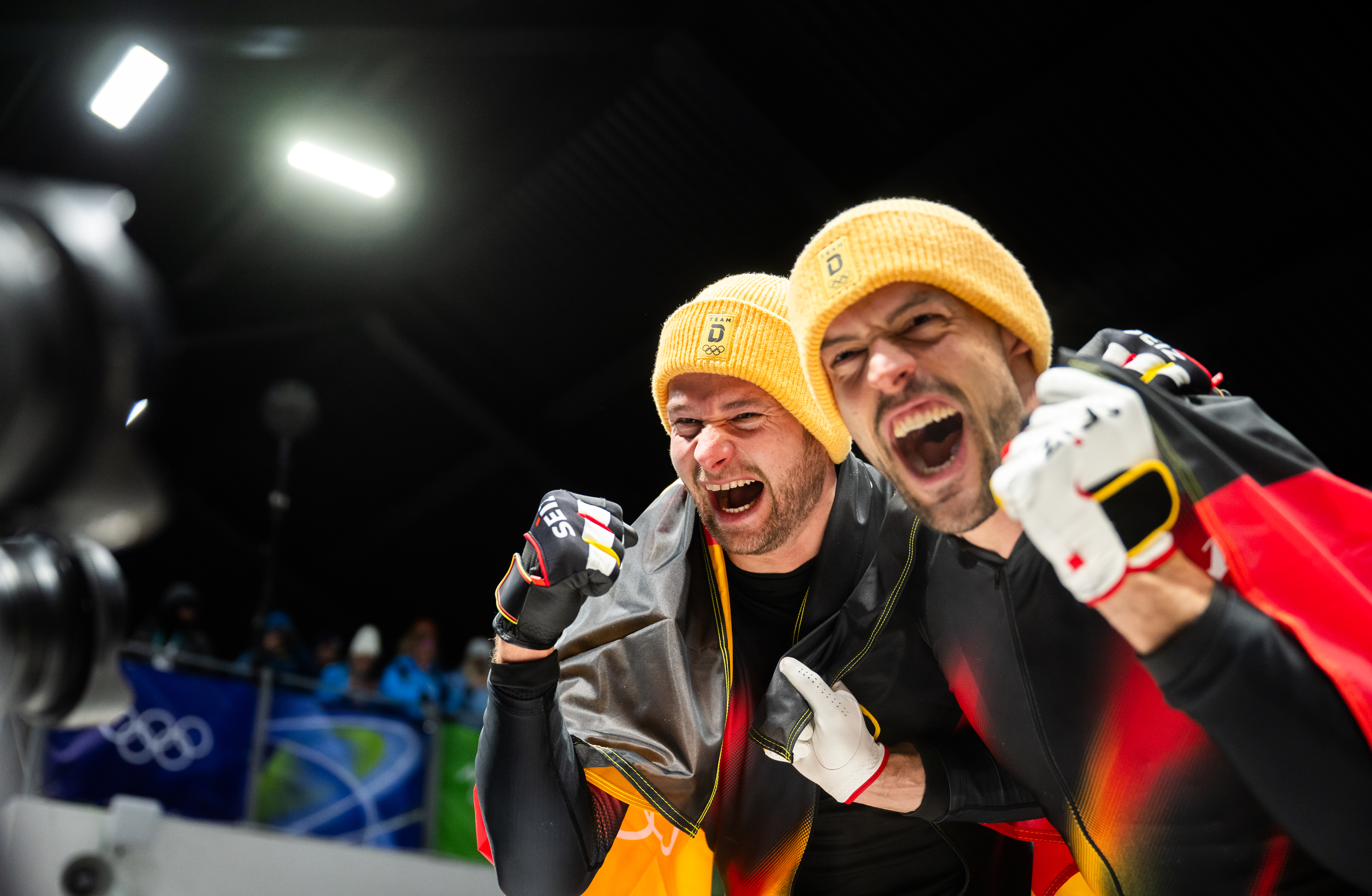 Johannes Lochner bejubelt Olympia-Gold mit Georg Fleischhauer