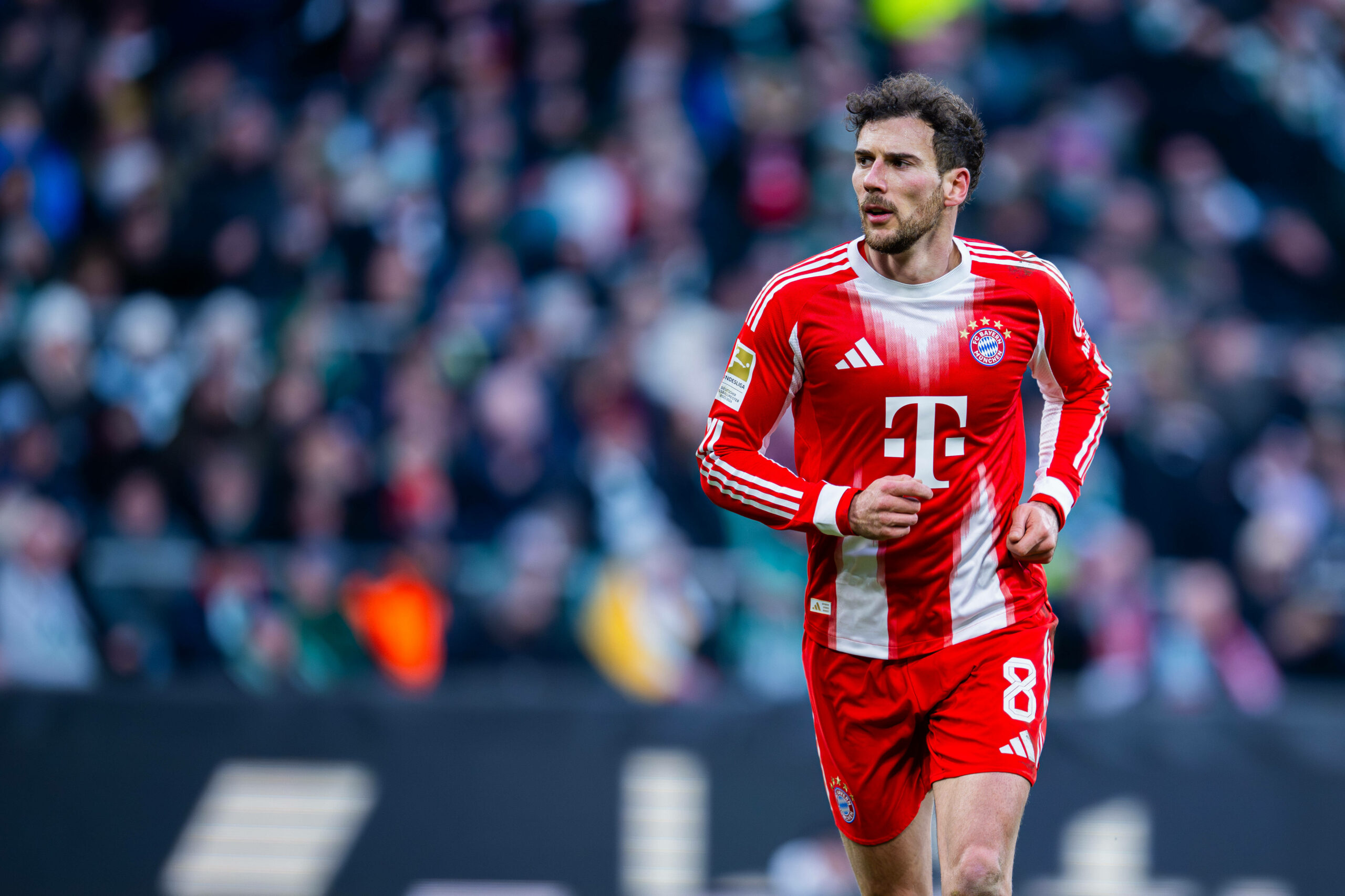 Leon Goretzka läuft während eines Spiels.