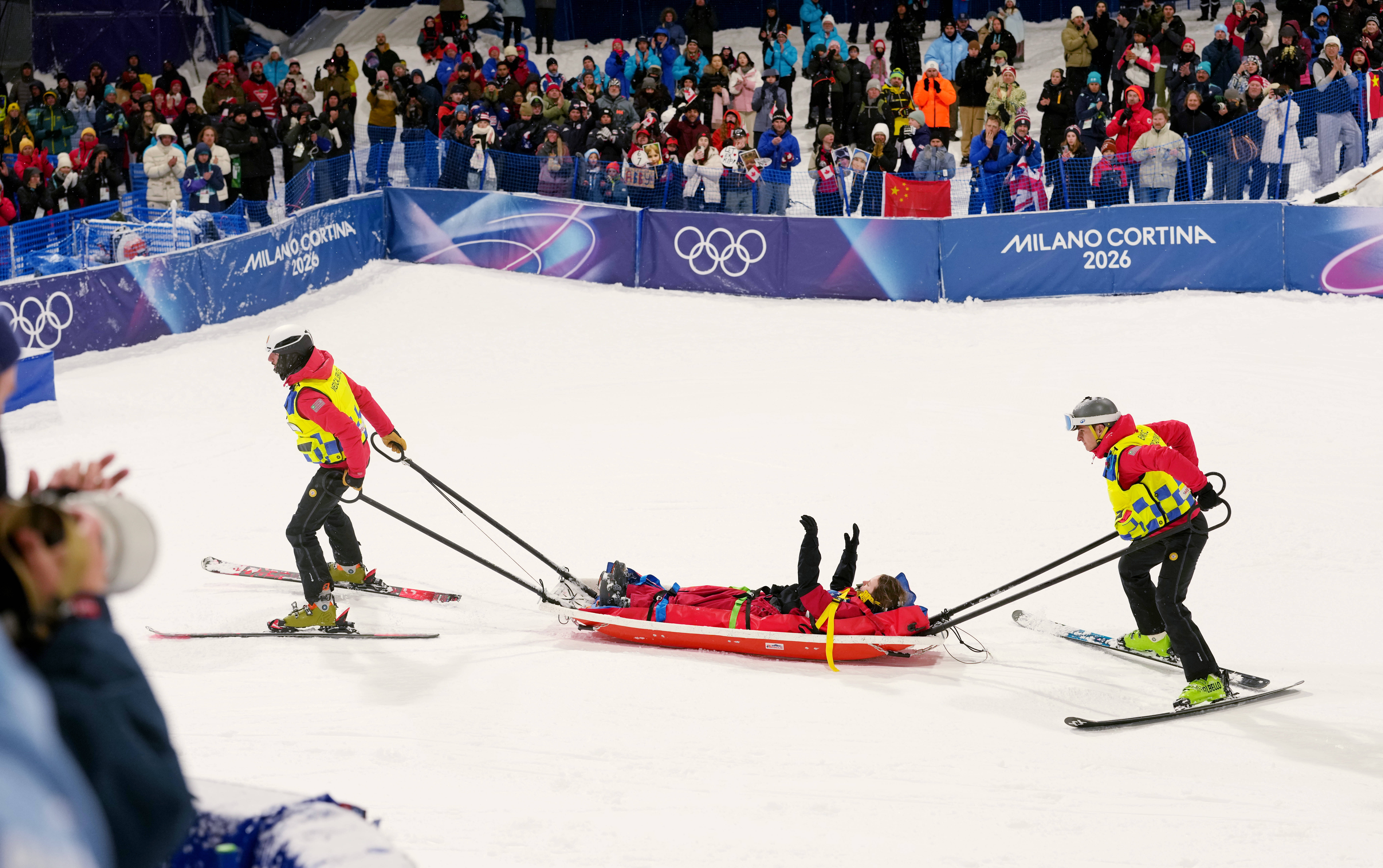 Bei ihrem Abtransport ist Cassie Sharpe wieder bei Bewusstsein.