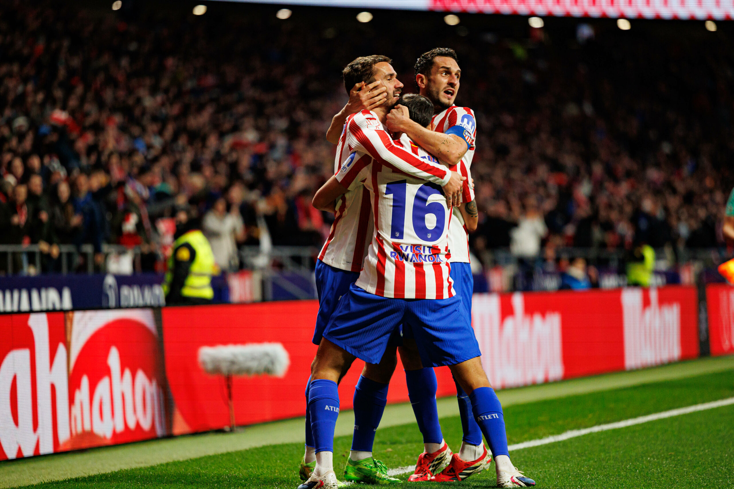 Antoine Griezmann jubelt mit Koke und Nahuel Molina über ein Atlético-Tor.