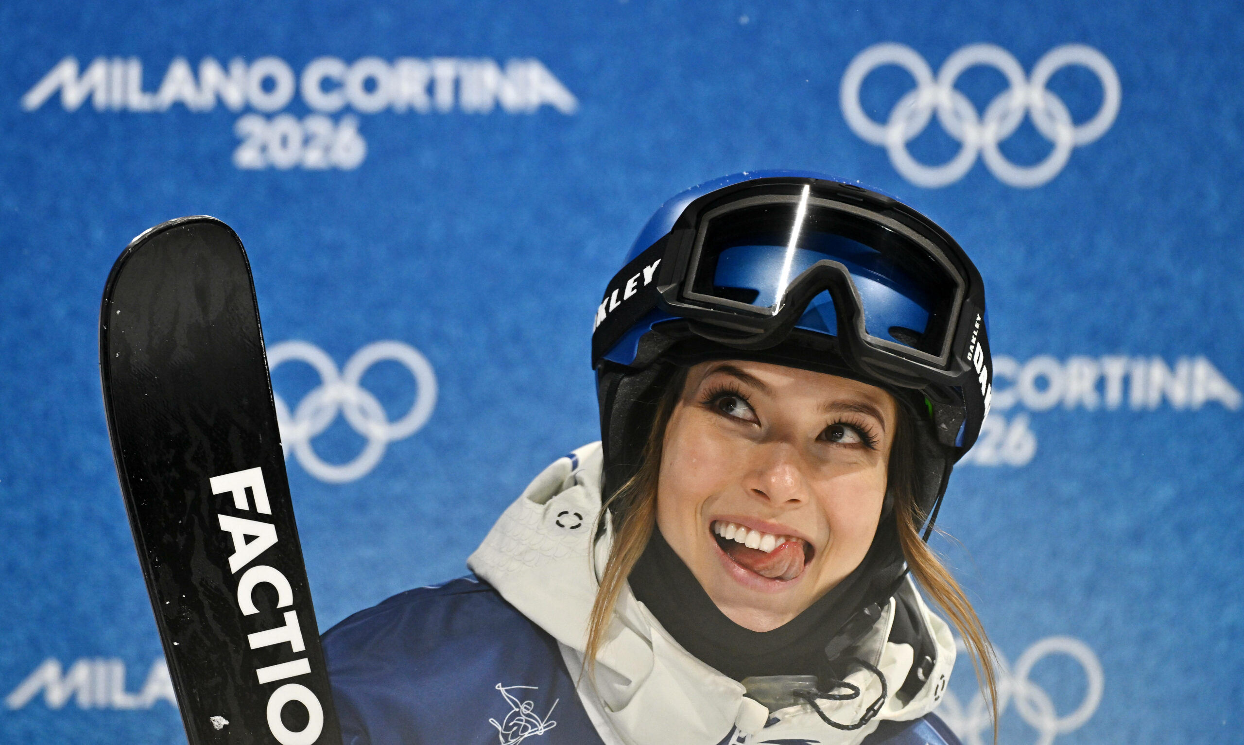 Eileen Gu lacht bei Olympia und streckt die Zunge raus