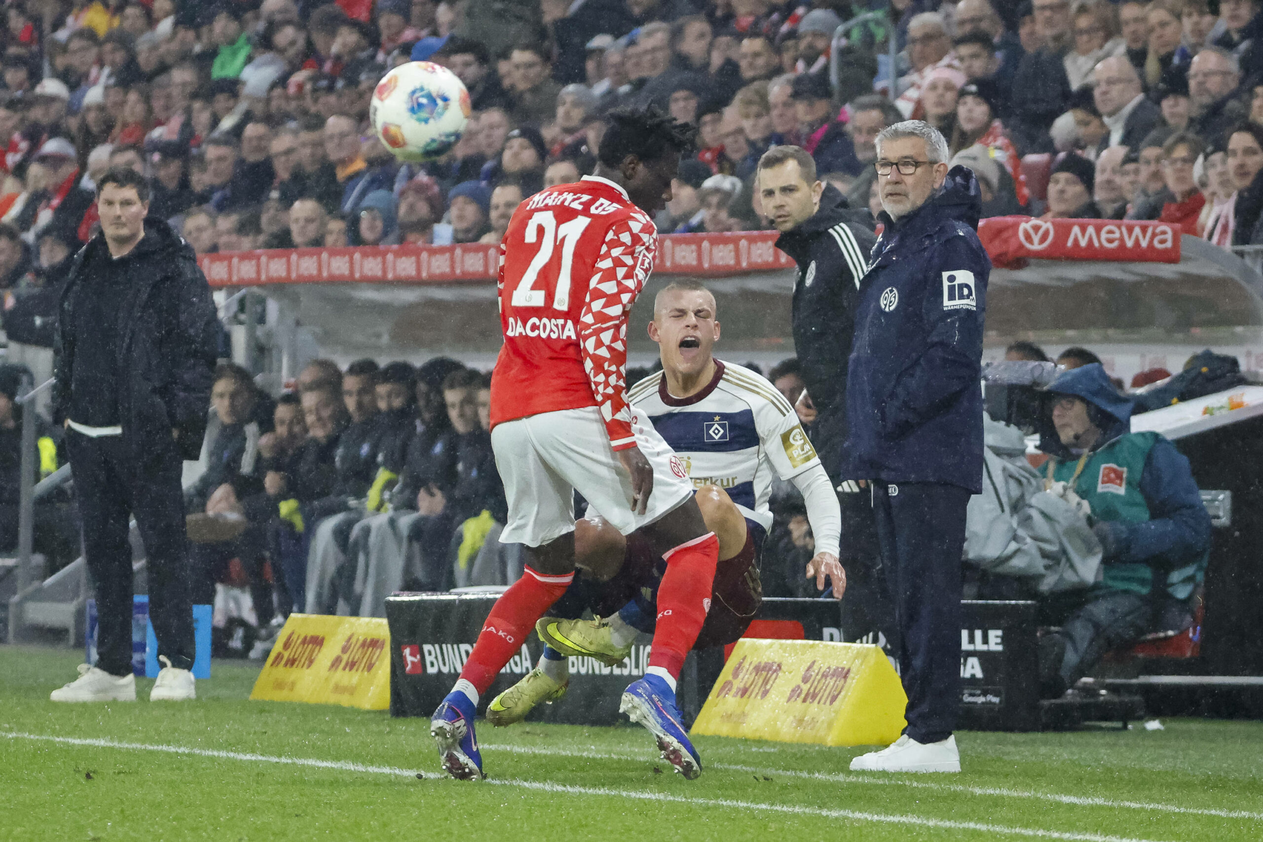 HSV-Profi Miro Muheim wird bei der Partie in Mainz gefoult.