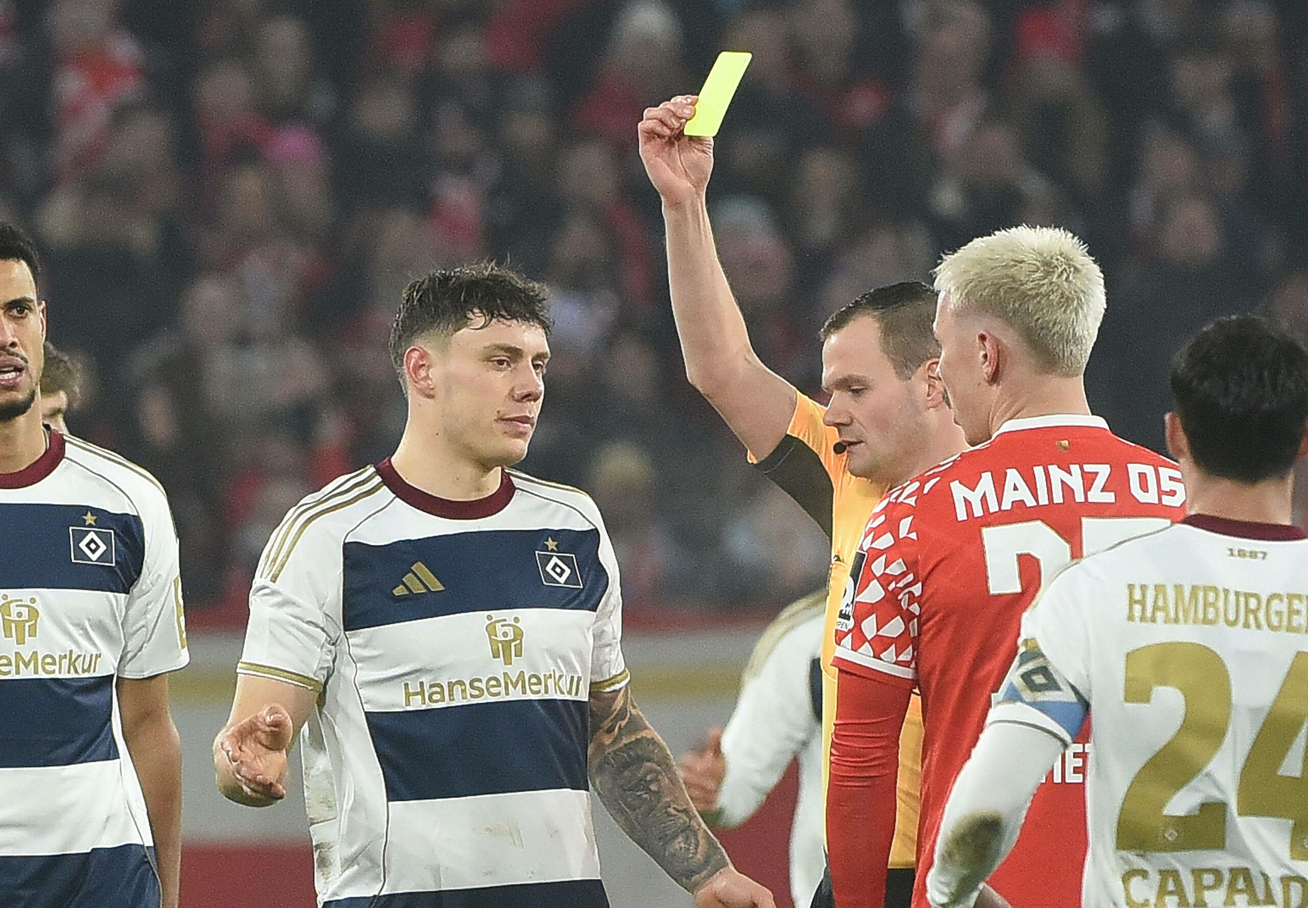 Schiedsrichter Dr. Robin Braun zeigt Nicolai Remberg die Gelbe Karte.