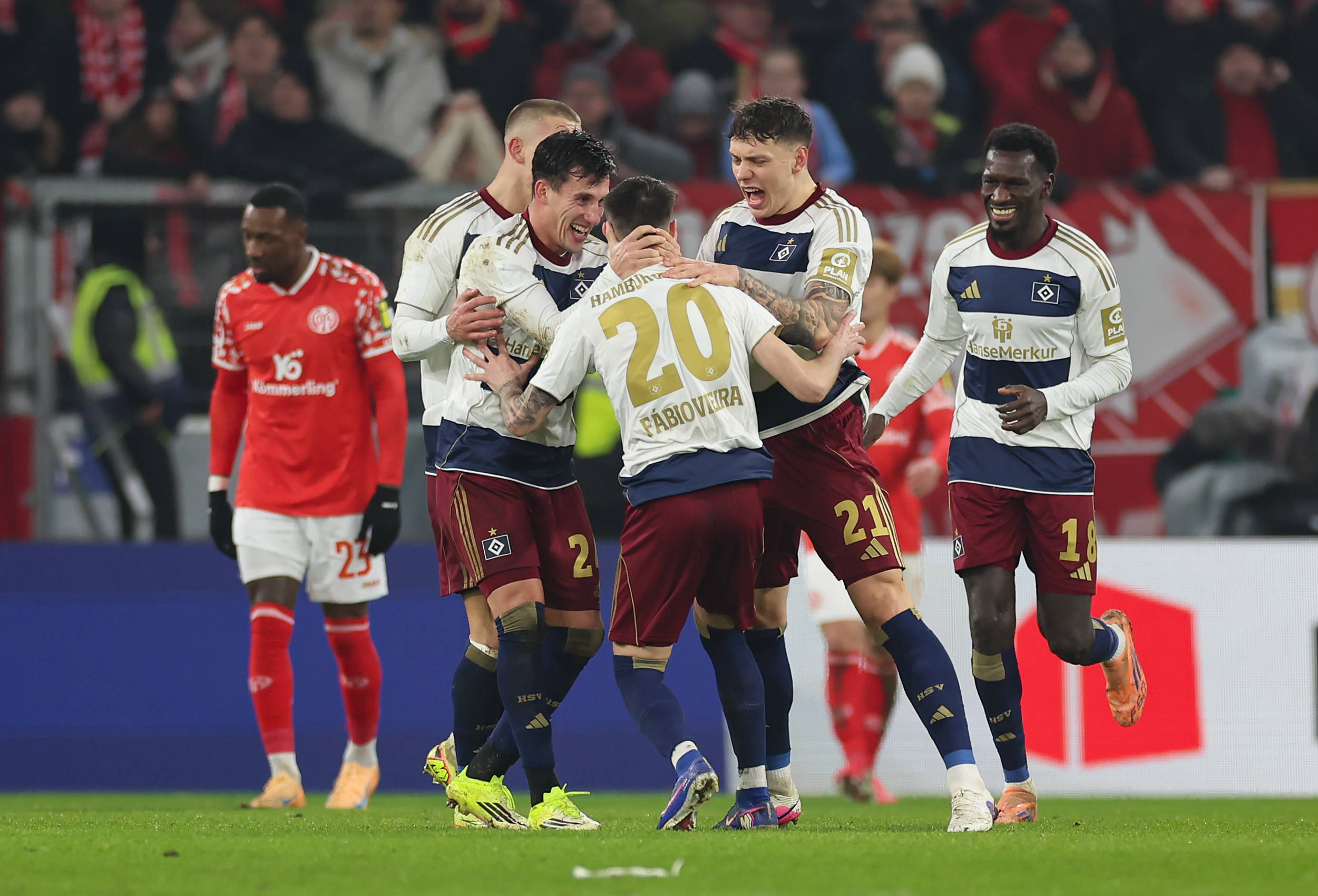 Die HSV-Profis Miro Muheim, Nicolás Capaldo, Nicolai Remberg und Bakery Jatta jubeln mit Torschütze Fabio Vieira.