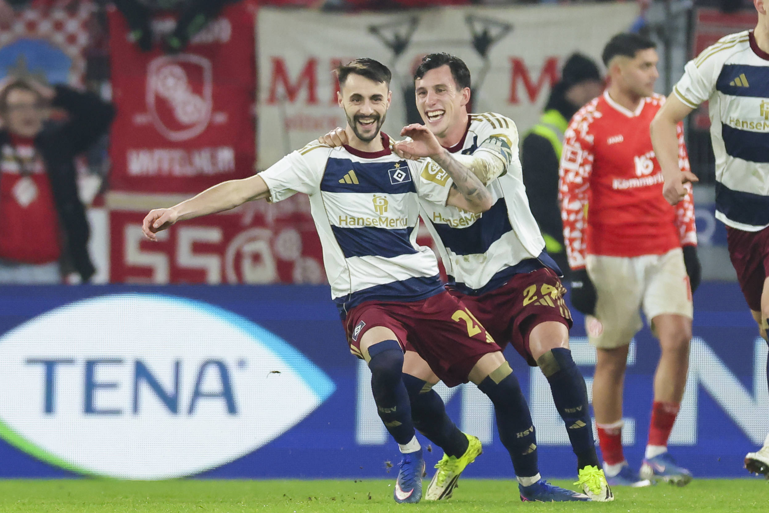 Fábio Vieira (l.) bejubelt sein Tor zum 1:1 für den HSV in Mainz.
