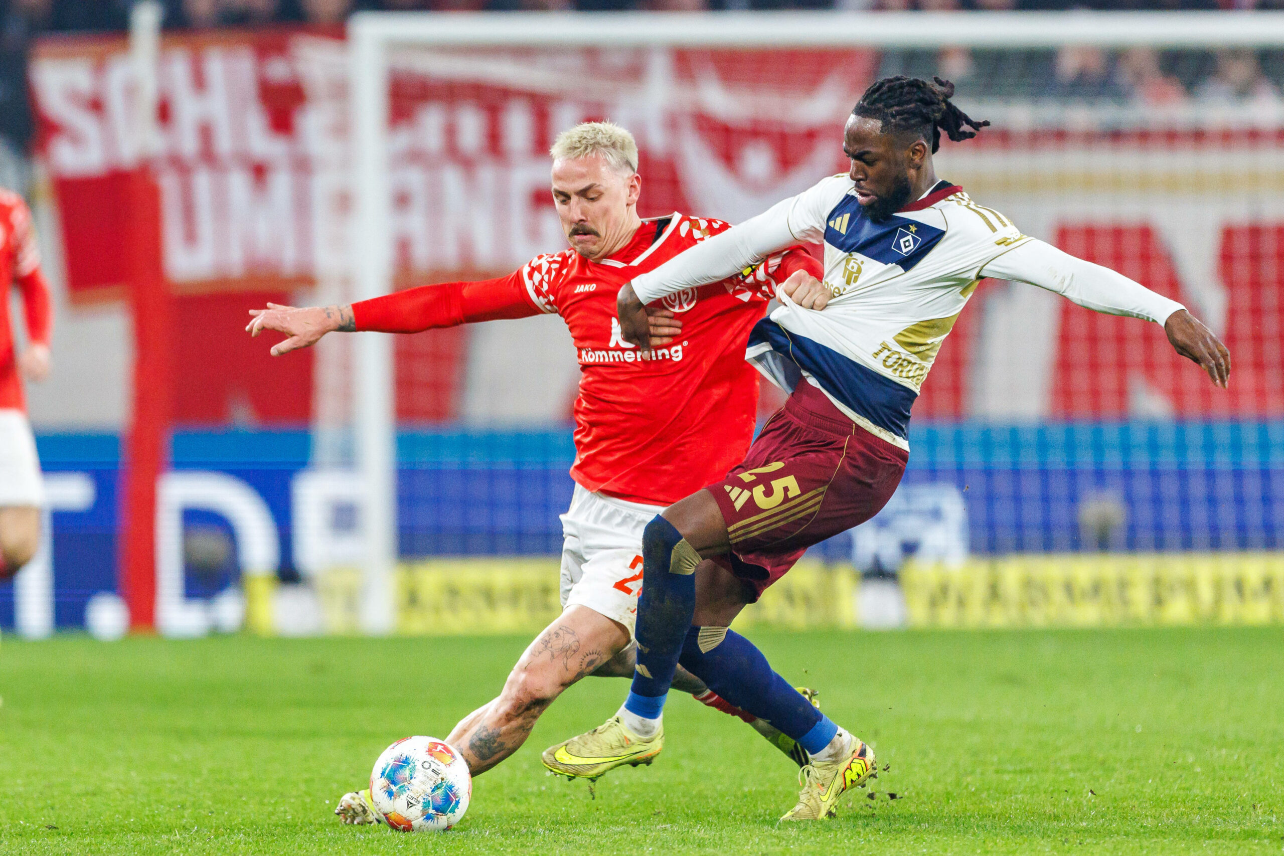 HSV-Profi Jordan Torunarigha im Duell mit Philipp Tietz von Mainz