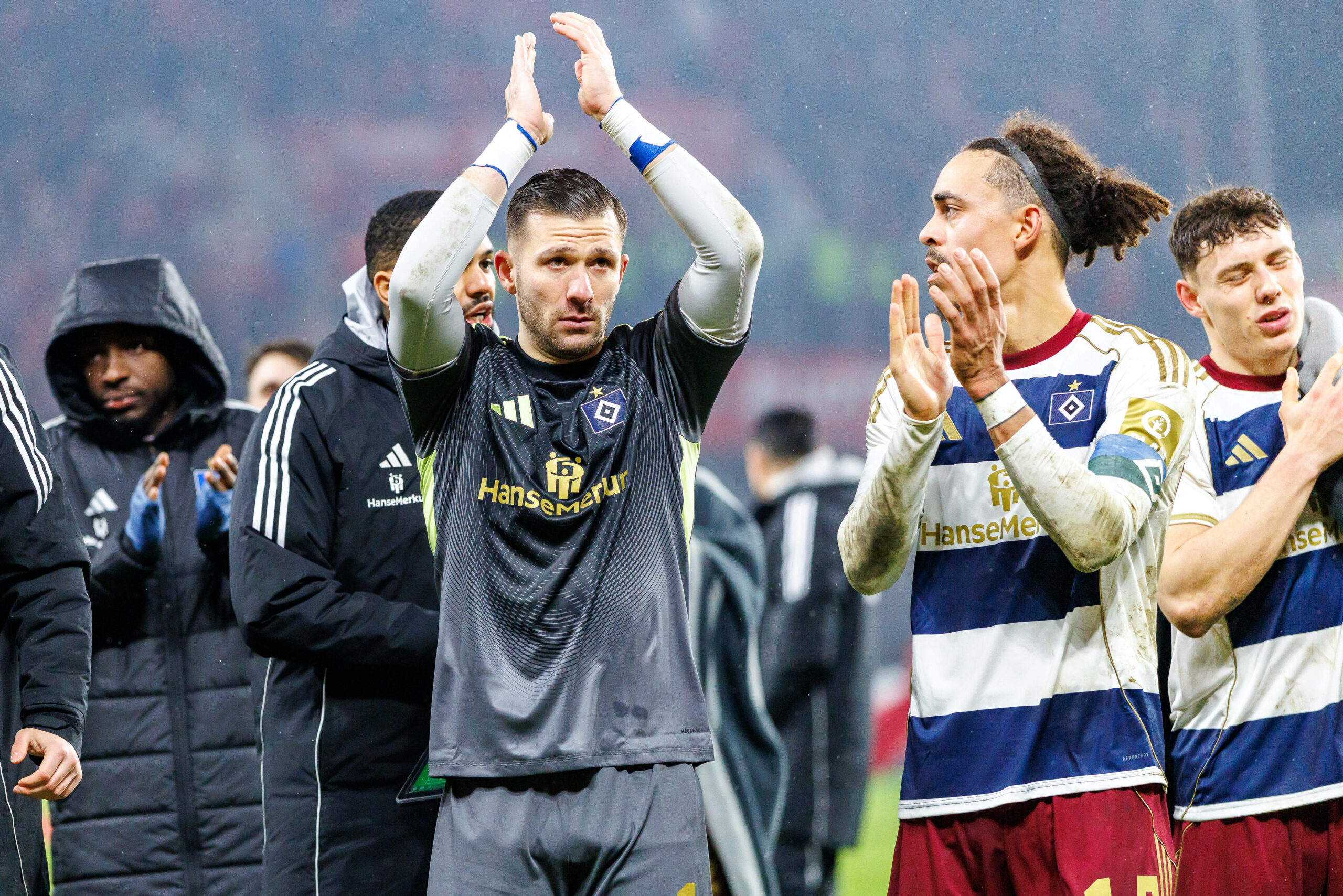 Daniel Heuer Fernandes und Yussuf Poulsen applaudieren nach dem 1:1 in Mainz.