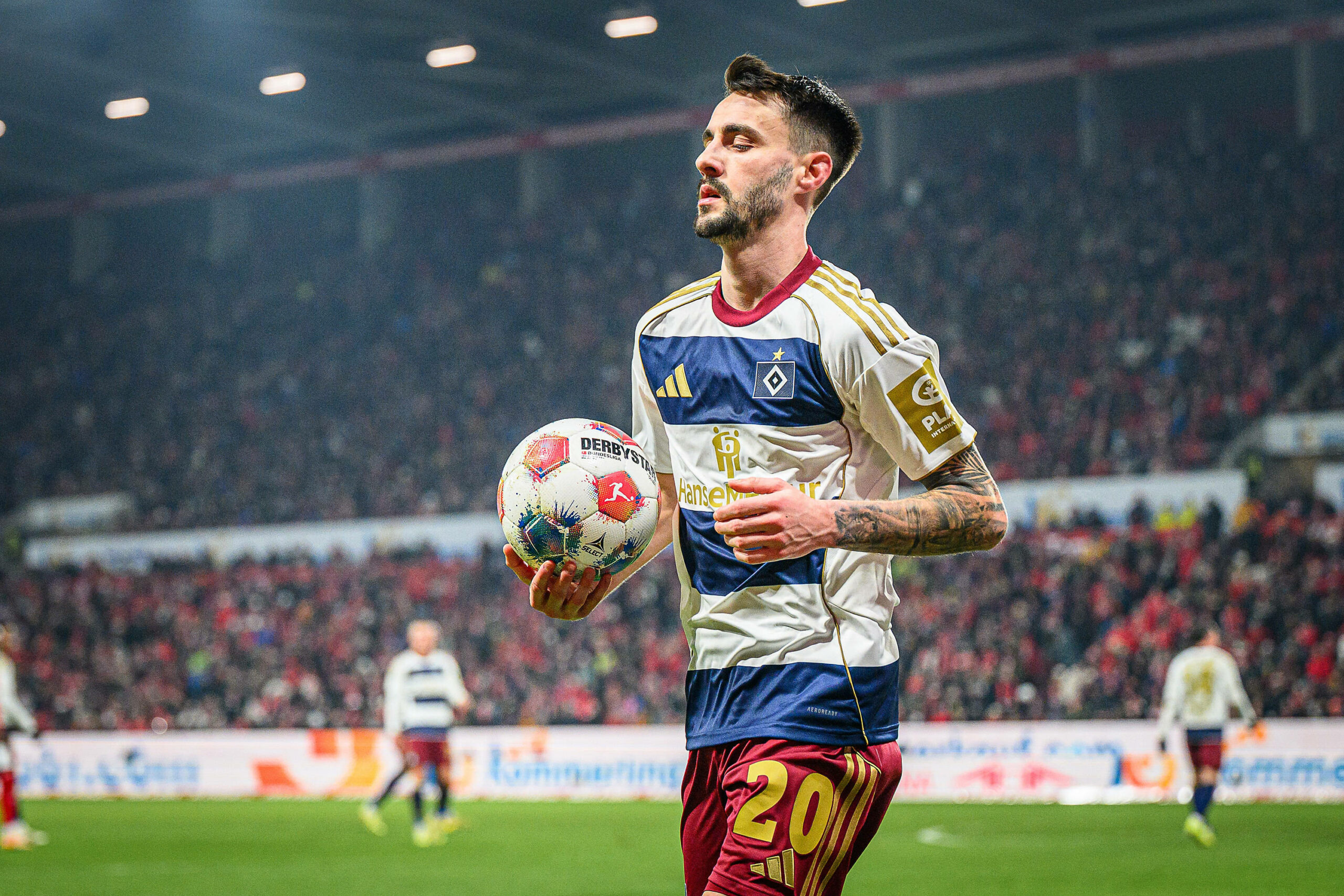 Fábio Vieira mit dem Ball in der Hand.