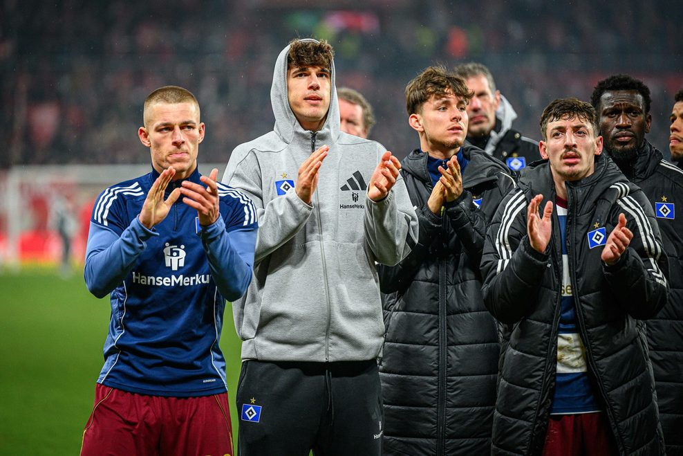 Miro Muheim, Luka Vuskovic, Otto Stange, Giorgi Gocholeishvili und Bakery Jatta klatschen vor den Fans
