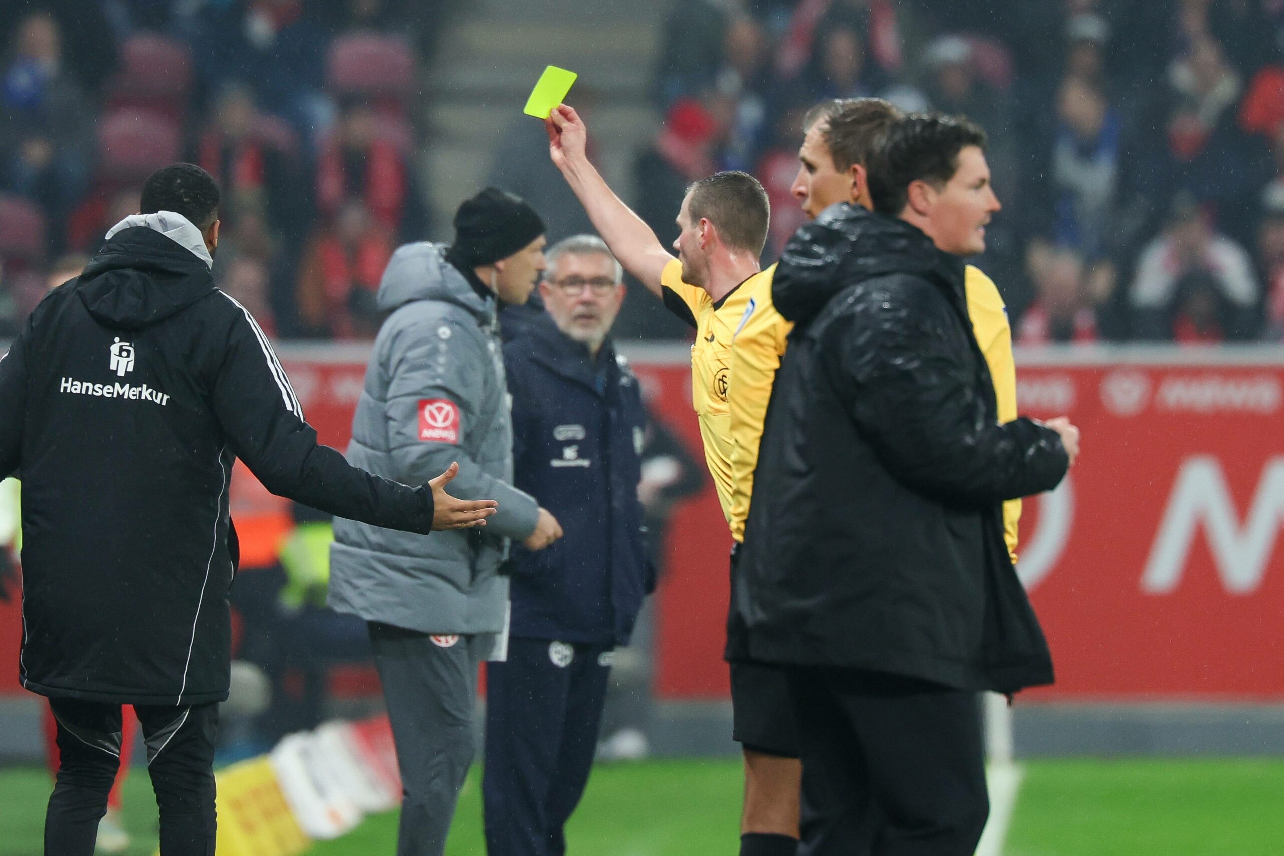 Schiedsrichter Robin Braun verwarnt in Mainz HSV-Assistent Richard Krohn
