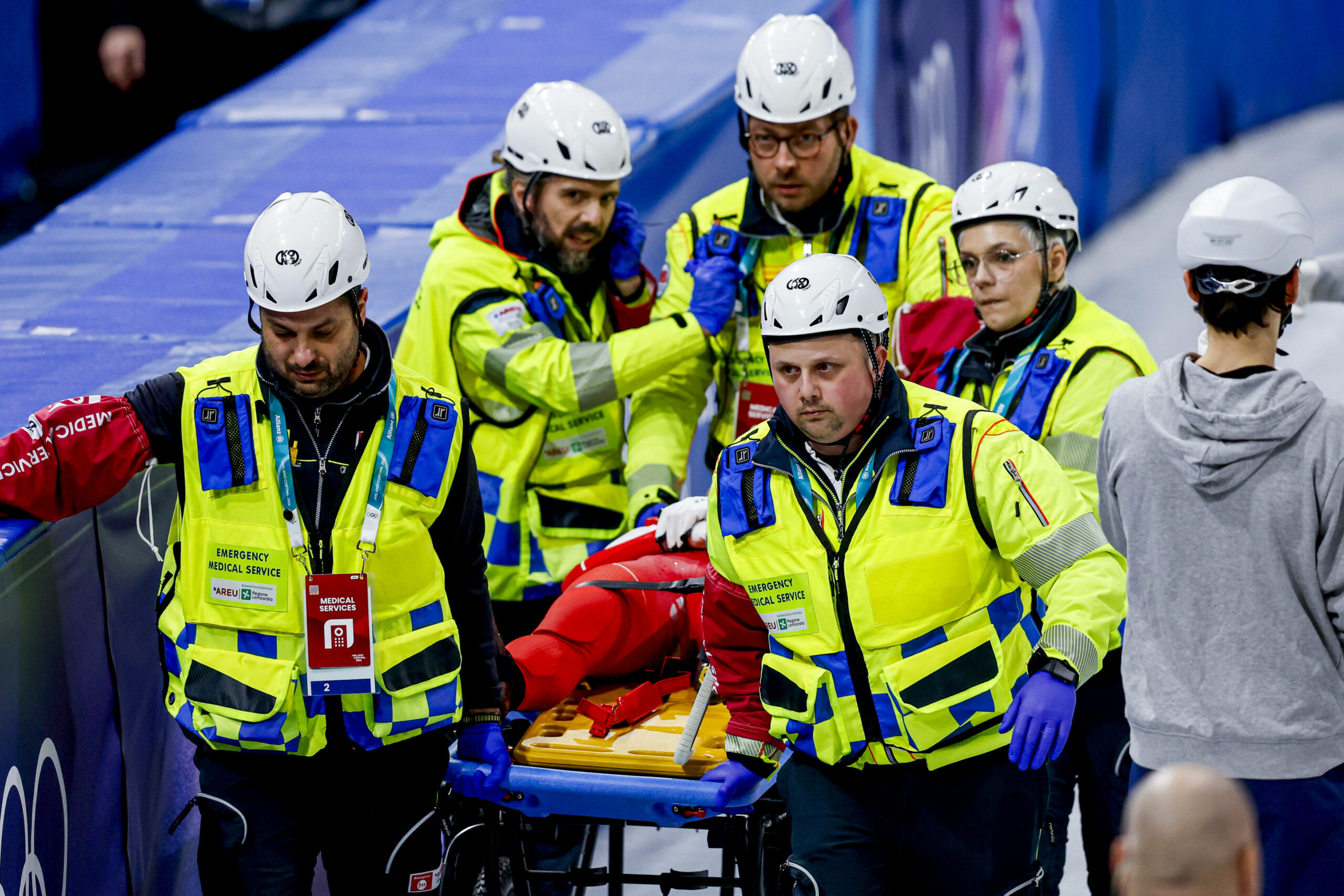 Sellier wird von mehreren Sanitätern auf einer Trage aus der Halle gebracht.