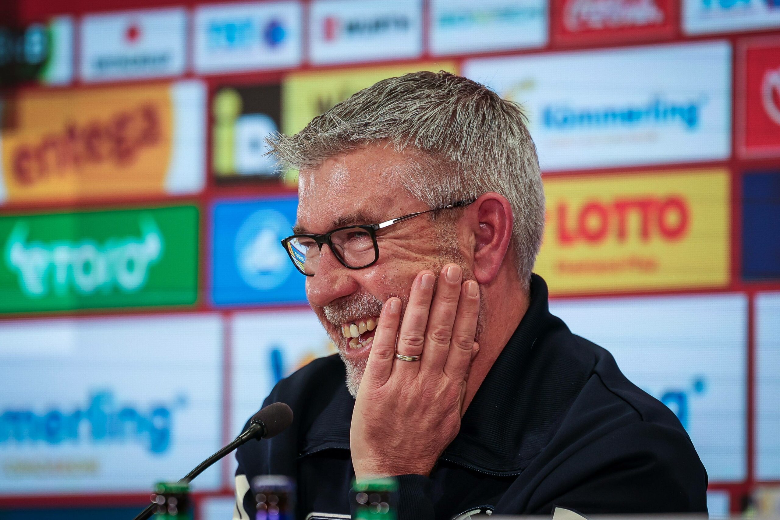 Fischer auf einer Pressekonferenz