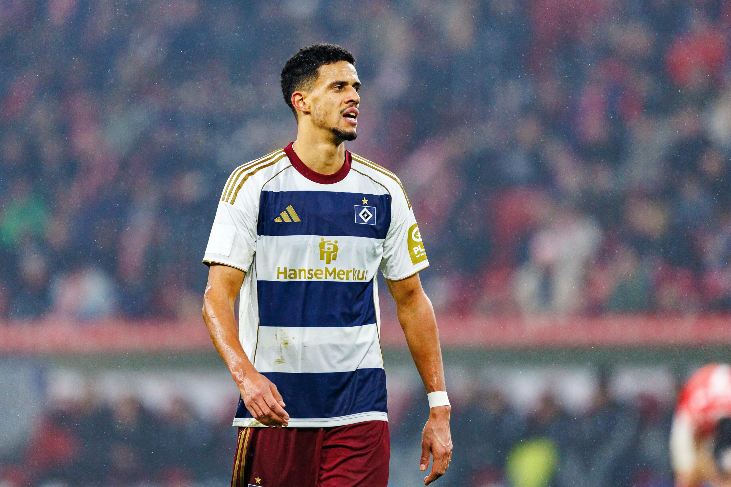 Robert Glatzel im HSV-Sondertrikot