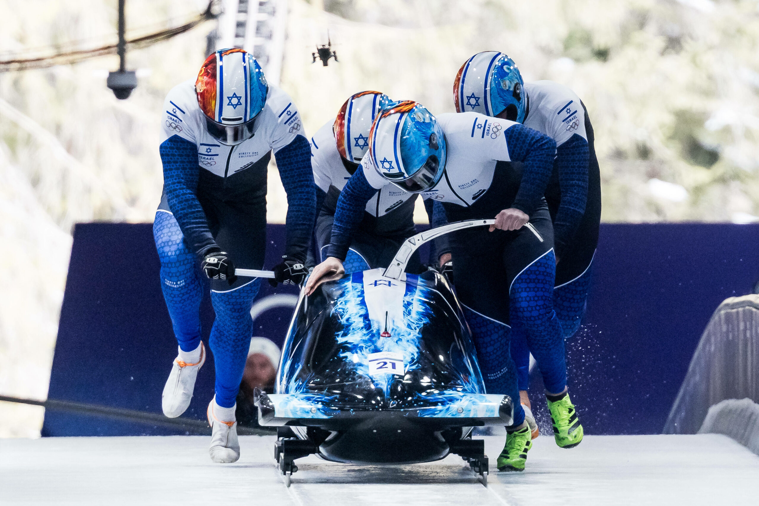 Israels Bob-Team beim Anschieben des Bobs.