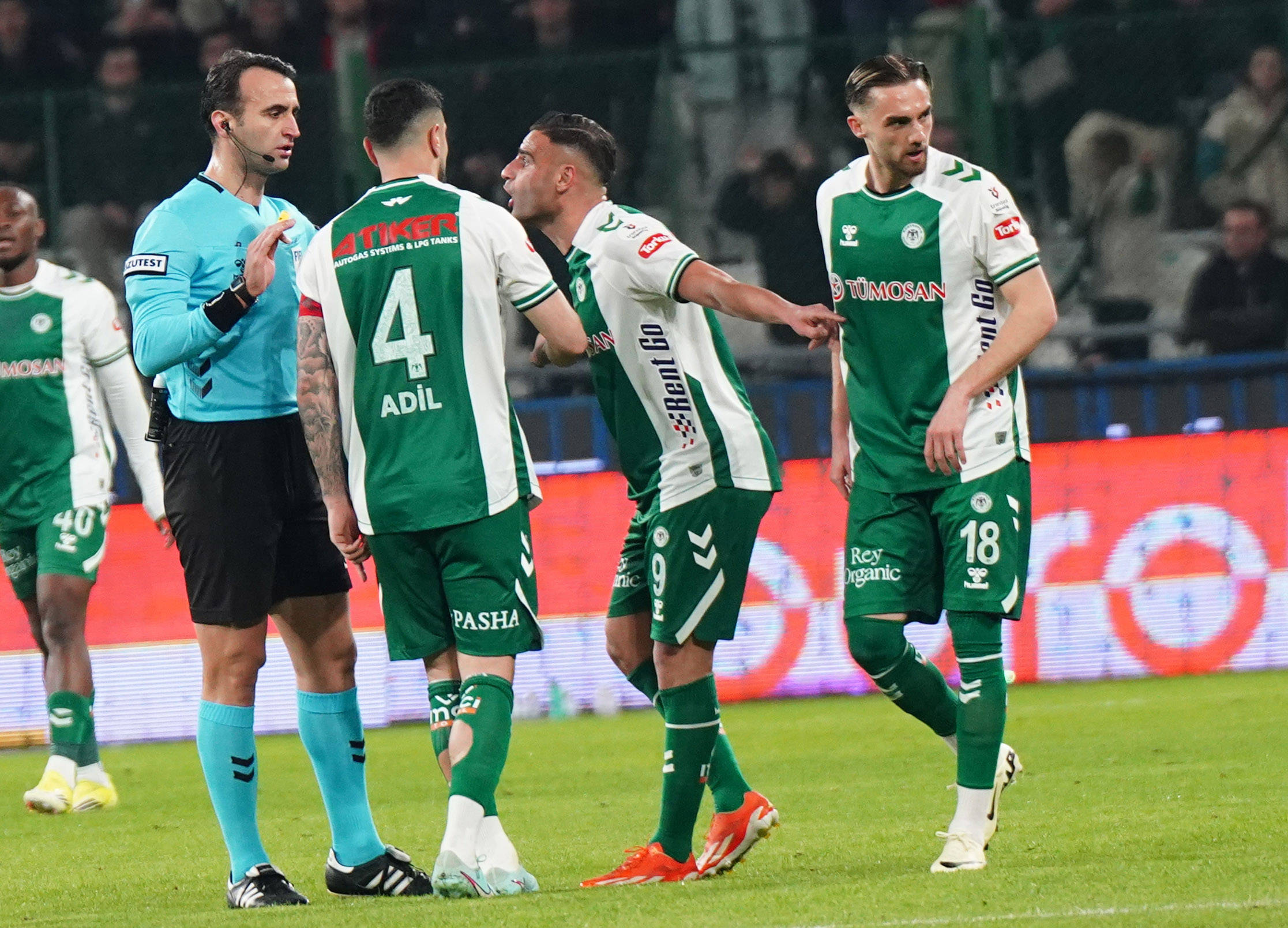 Schiedsrichter Atilla Karaoglan diskutiert mit Spielern von Konyaspor gegen Galatasaray