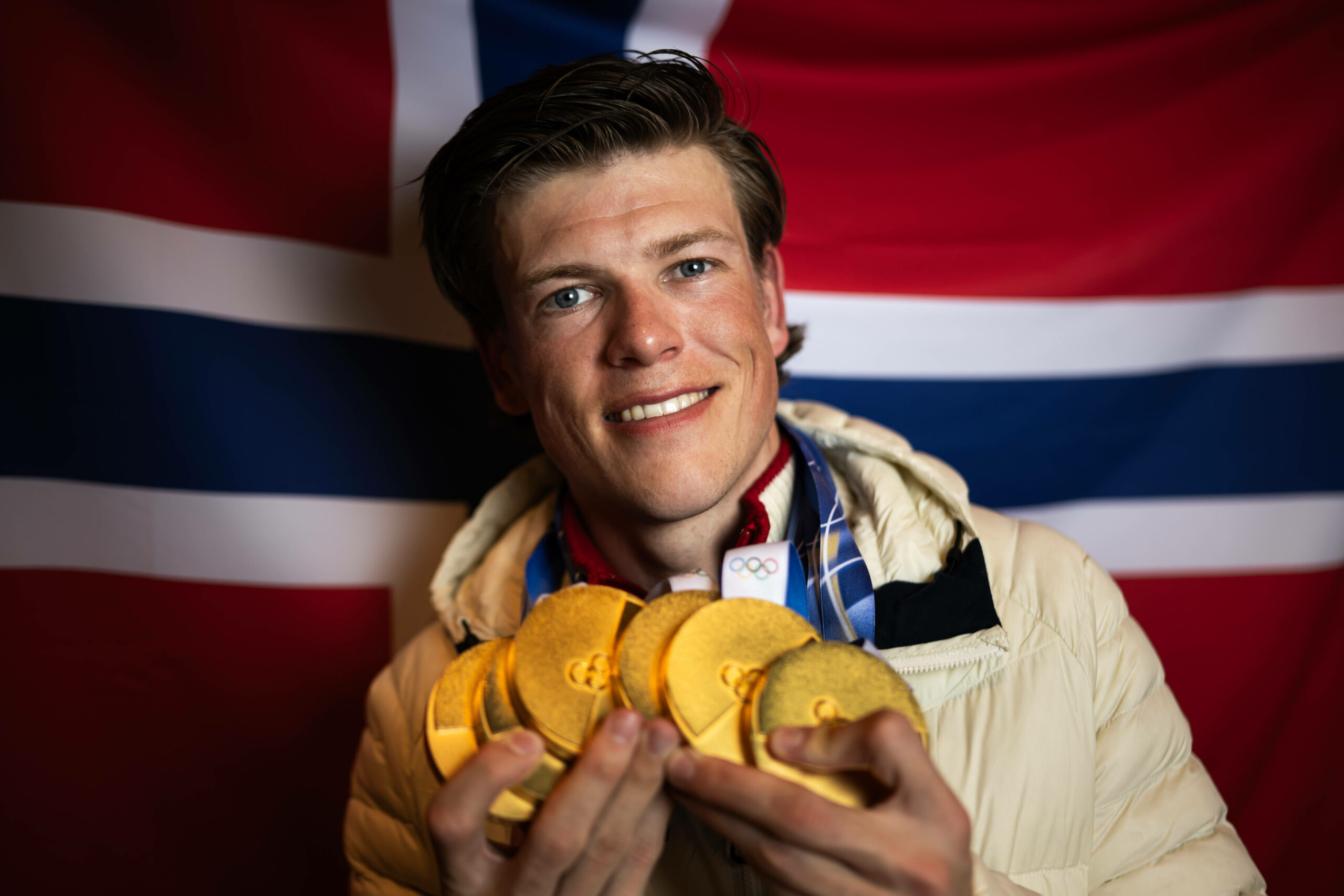 Kläbo posiert mit seinen sechs Goldmedaillen