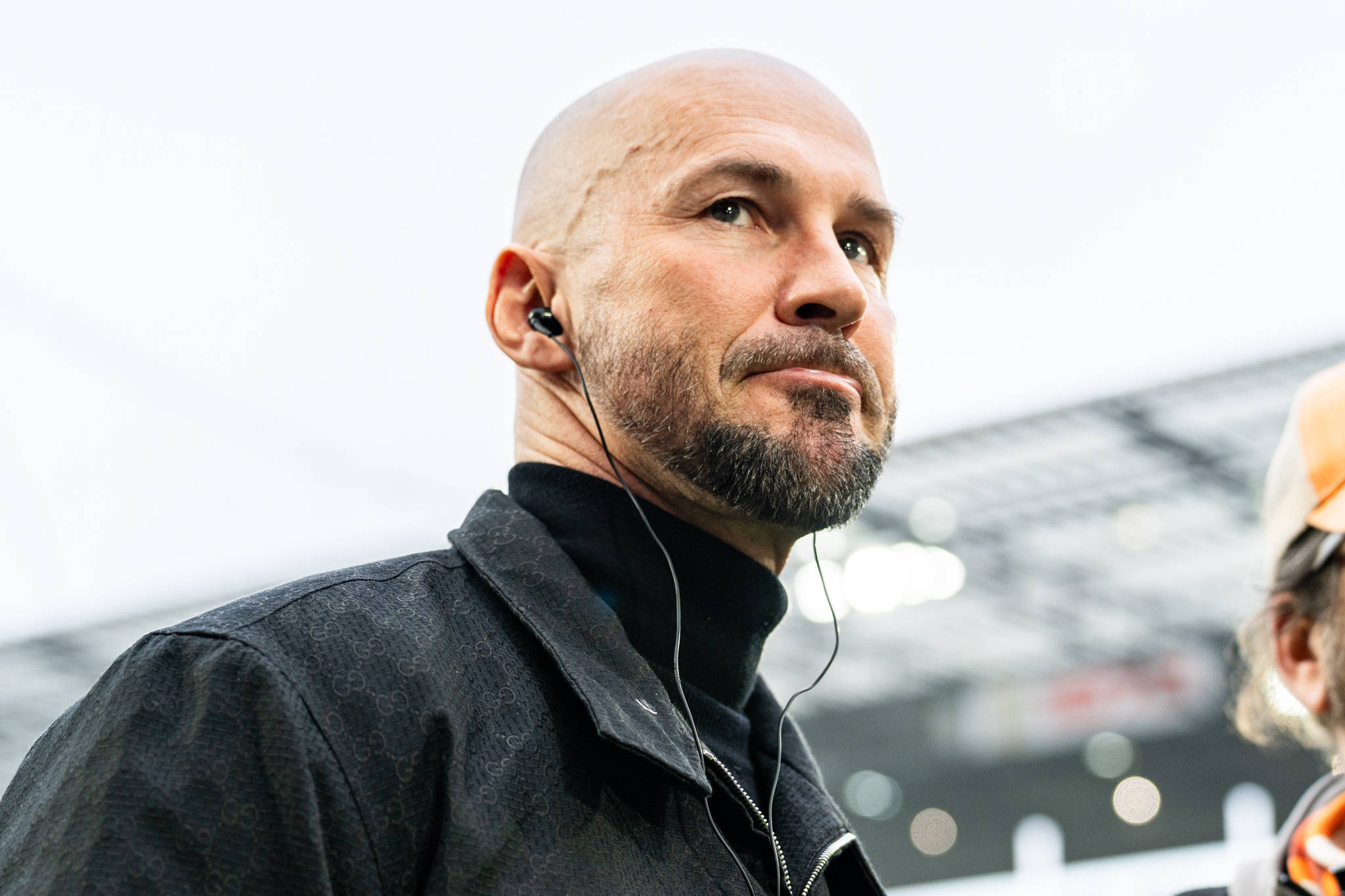 Hoffenheim-Trainer Daniel Ilzer schaut nachdenklich.