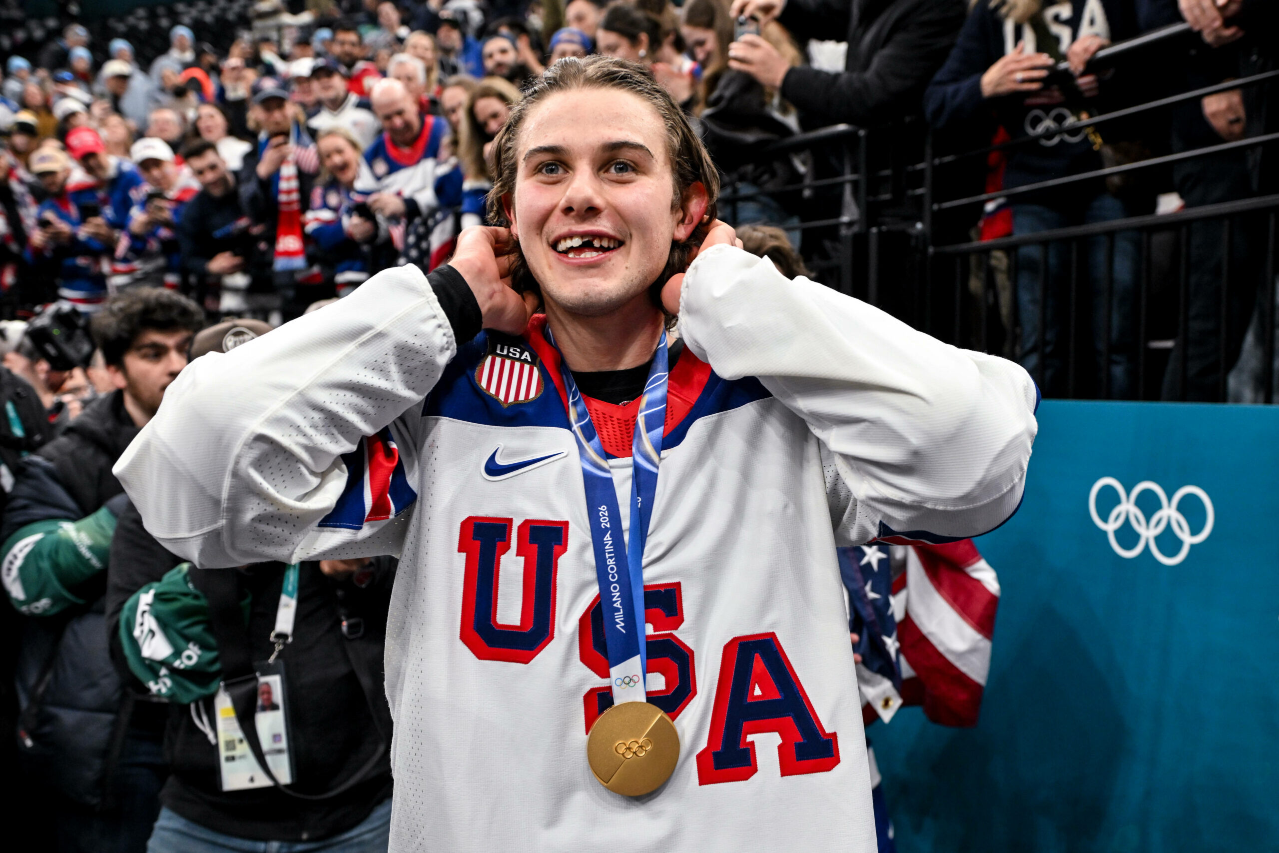 US-Eishockey-Spieler Jack Hughes verliert beide Schneidezähne im Olympia-Finale.