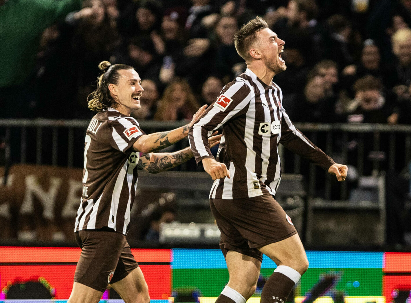 Haule Wahl springt nach seinem Tor jubelnd in die Luft