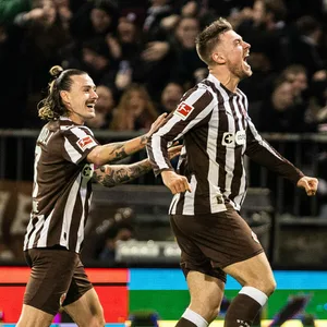 Haule Wahl springt nach seinem Tor jubelnd in die Luft