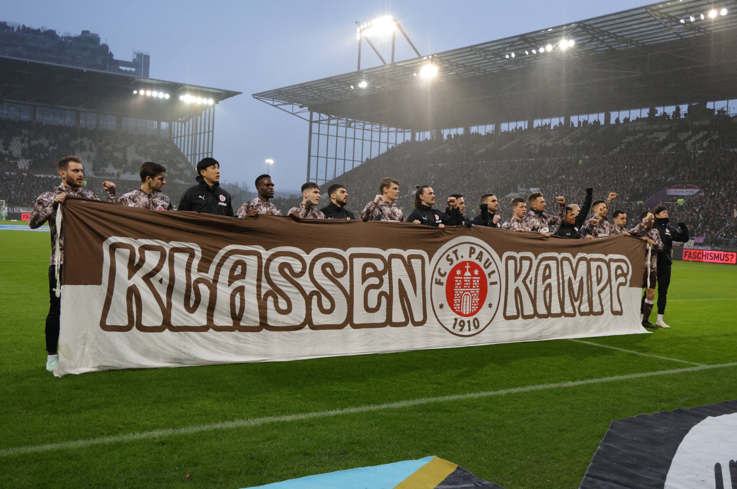 St. Pauli feiert mit Plakat vor der Süd