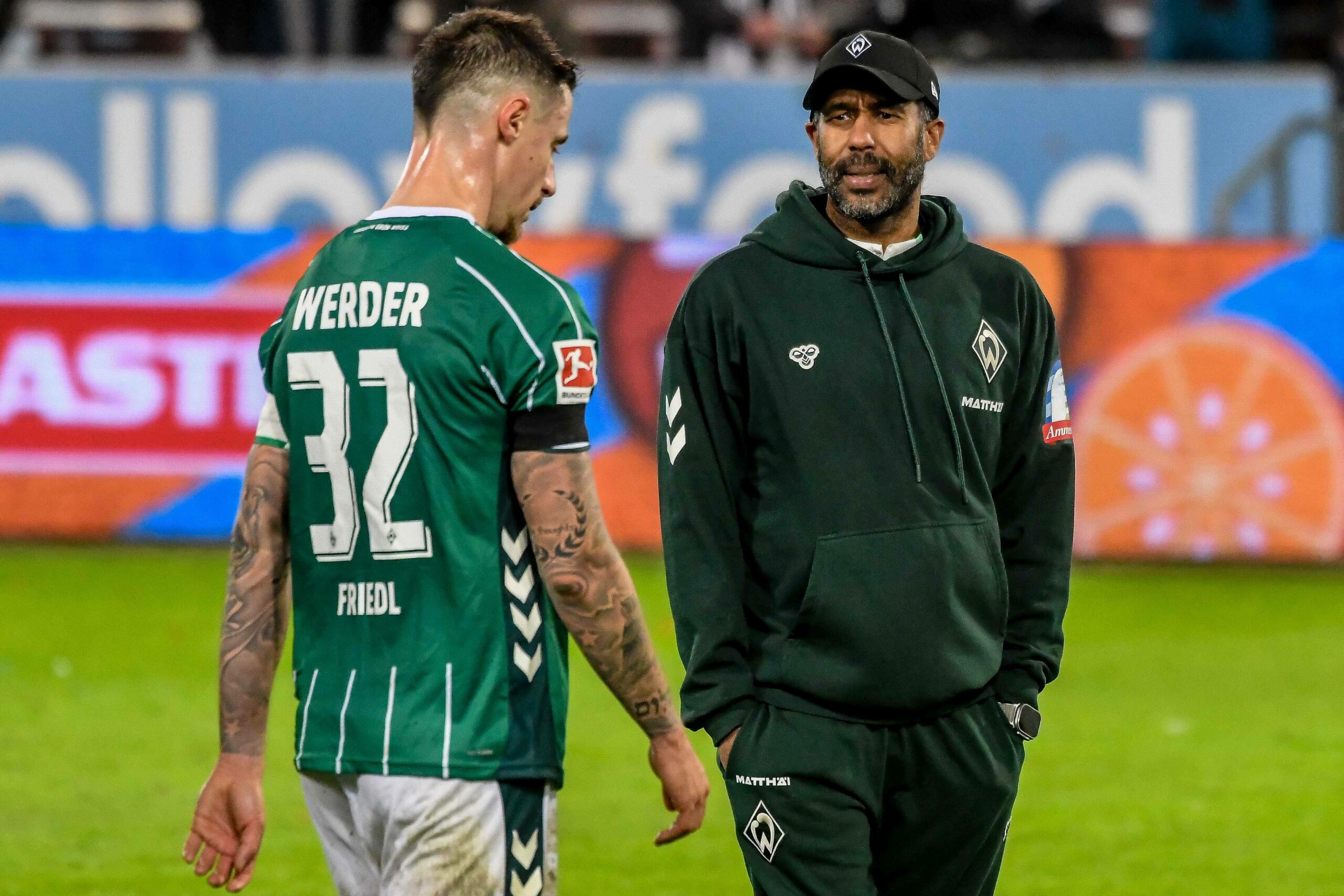 Marco Friedl und Daniel Thioune sichtlich enttäuscht nach der Pleite gegen St. Pauli.