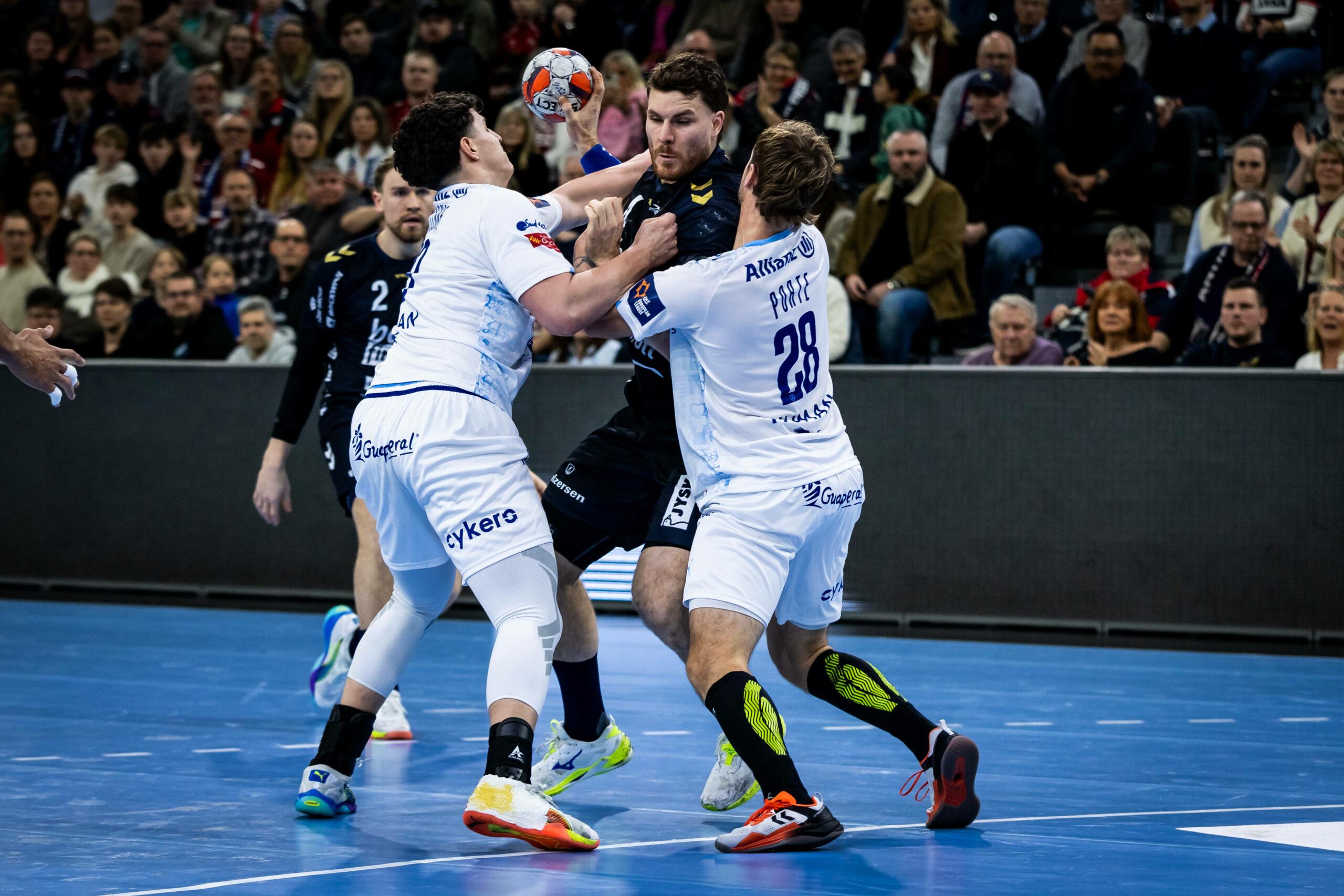 Johannes Golla versucht sich gegen zwei Spieler von Montpellier durchzusetzen.