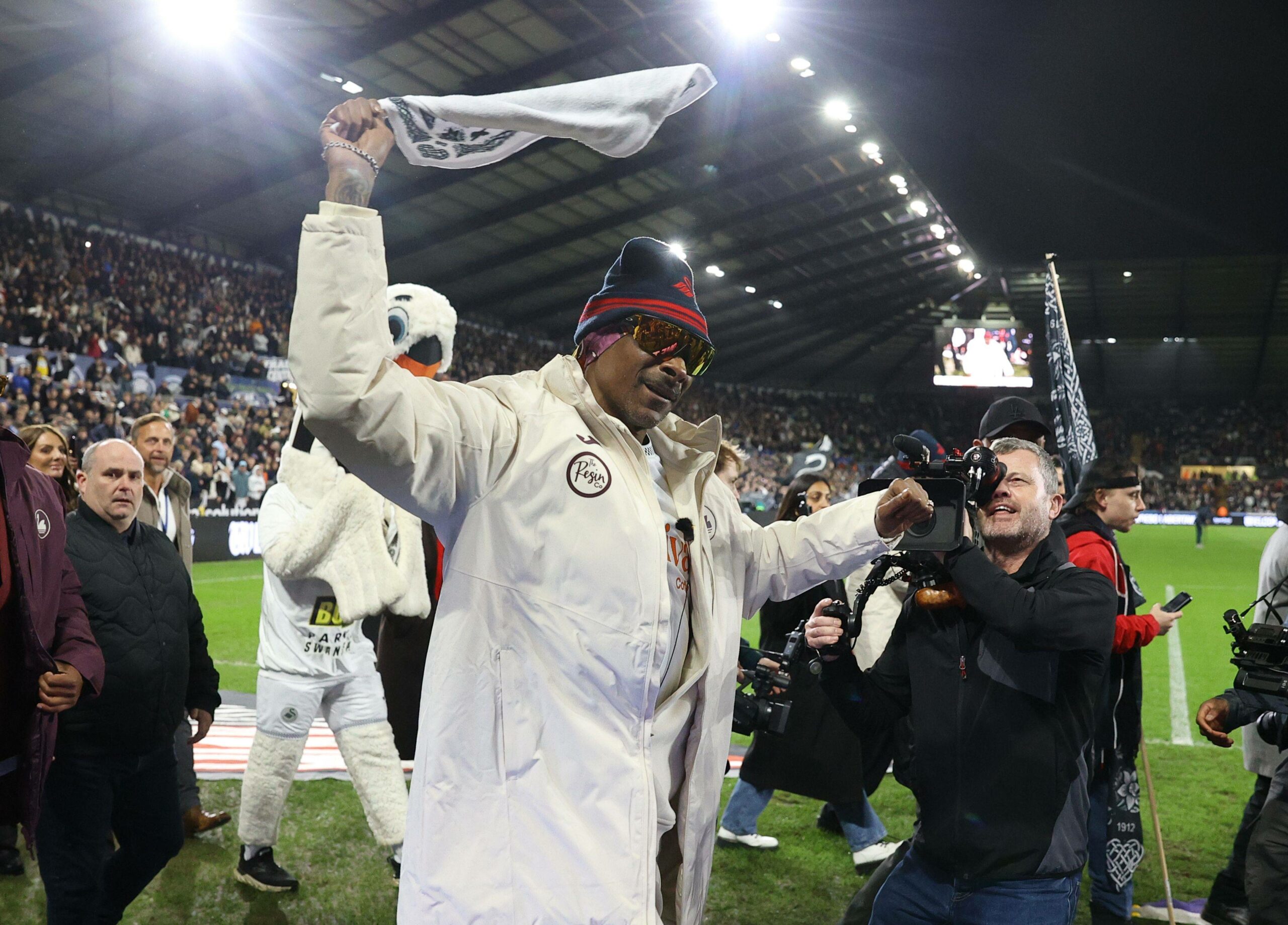 Snoop Dogg, Anteilseigner vom walisischen Fußball-Club Swansea City, wurde euphorisch im Stadion empfangen.