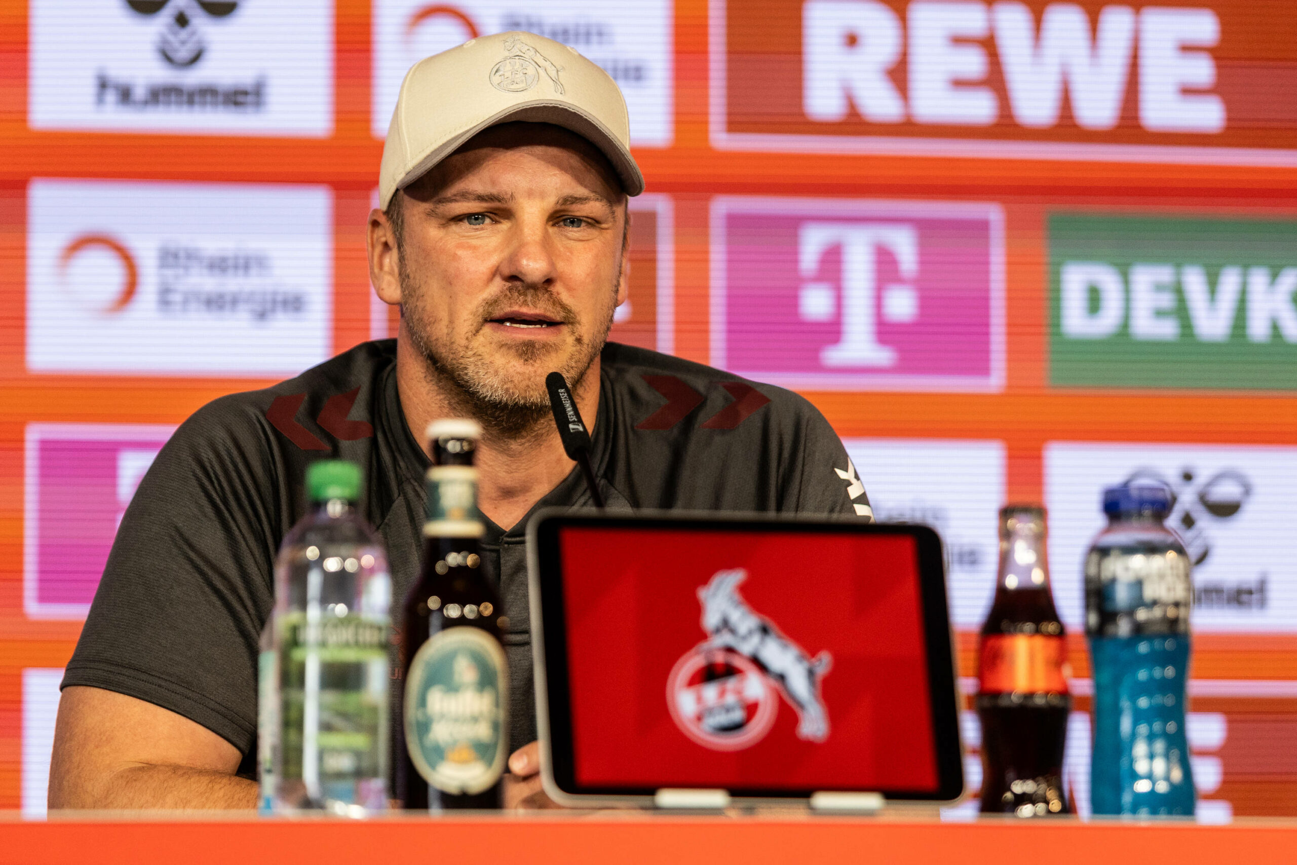 Lukas Kwasniok spricht auf einer Pressekonferenz des 1. FC Köln.