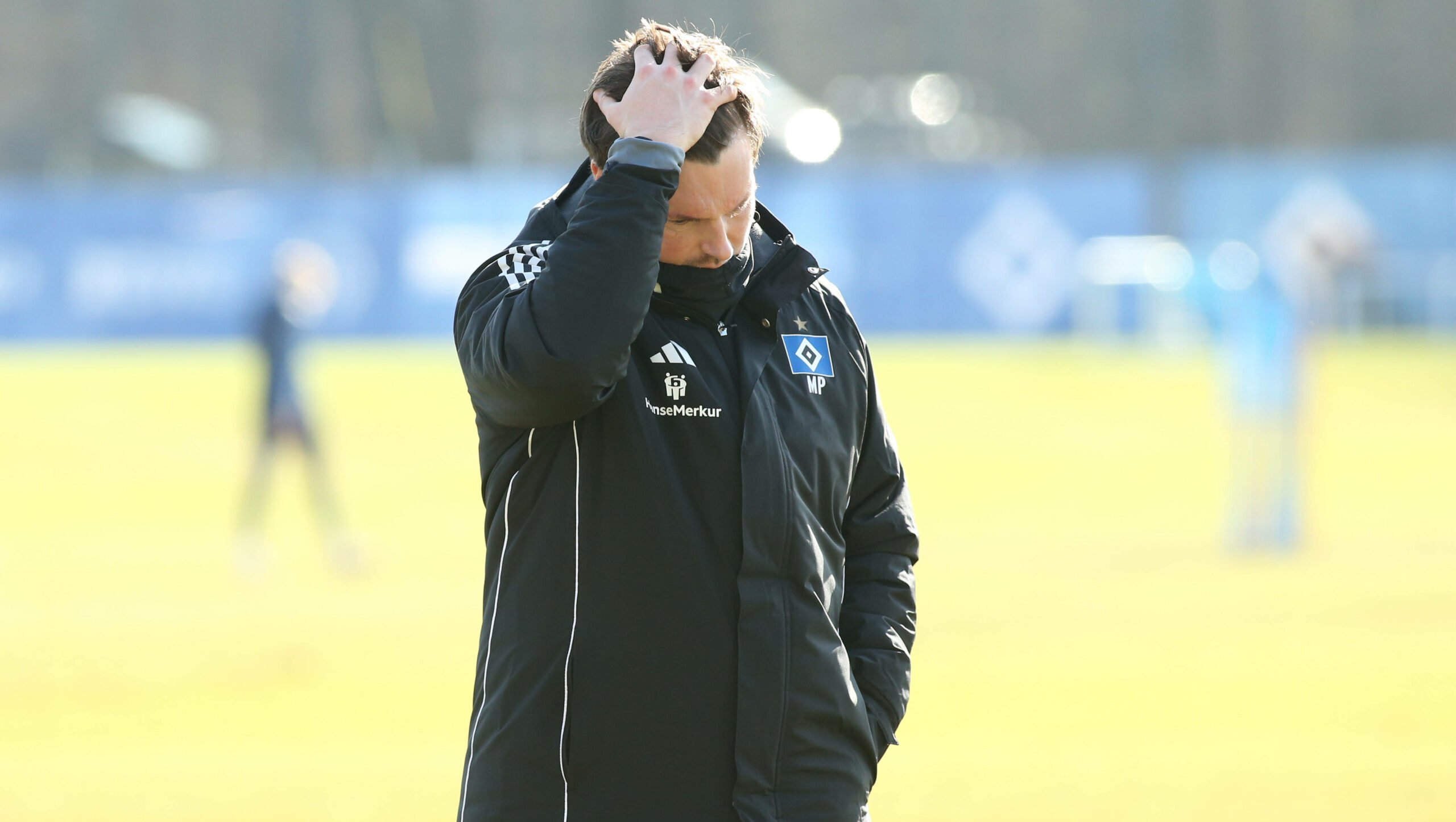 HSV-trainer Merlin Polzin während des Trainings seiner Profis.