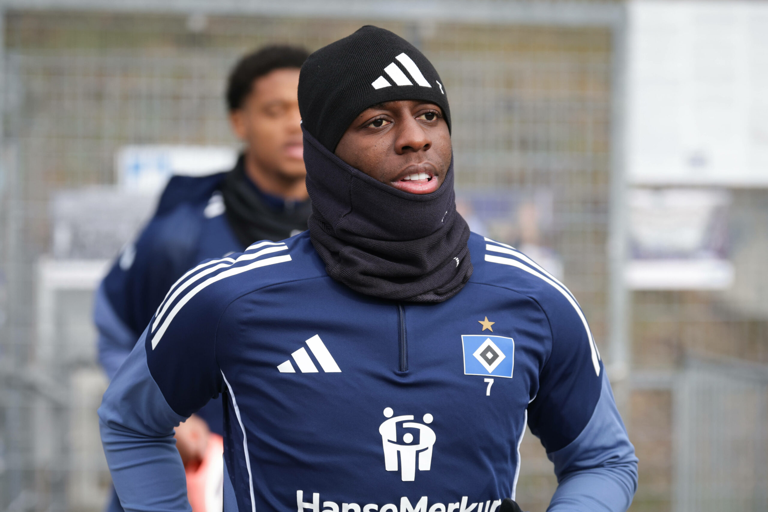 Jean-Luc Dompé mit Mütze und Schal beim HSV-Training