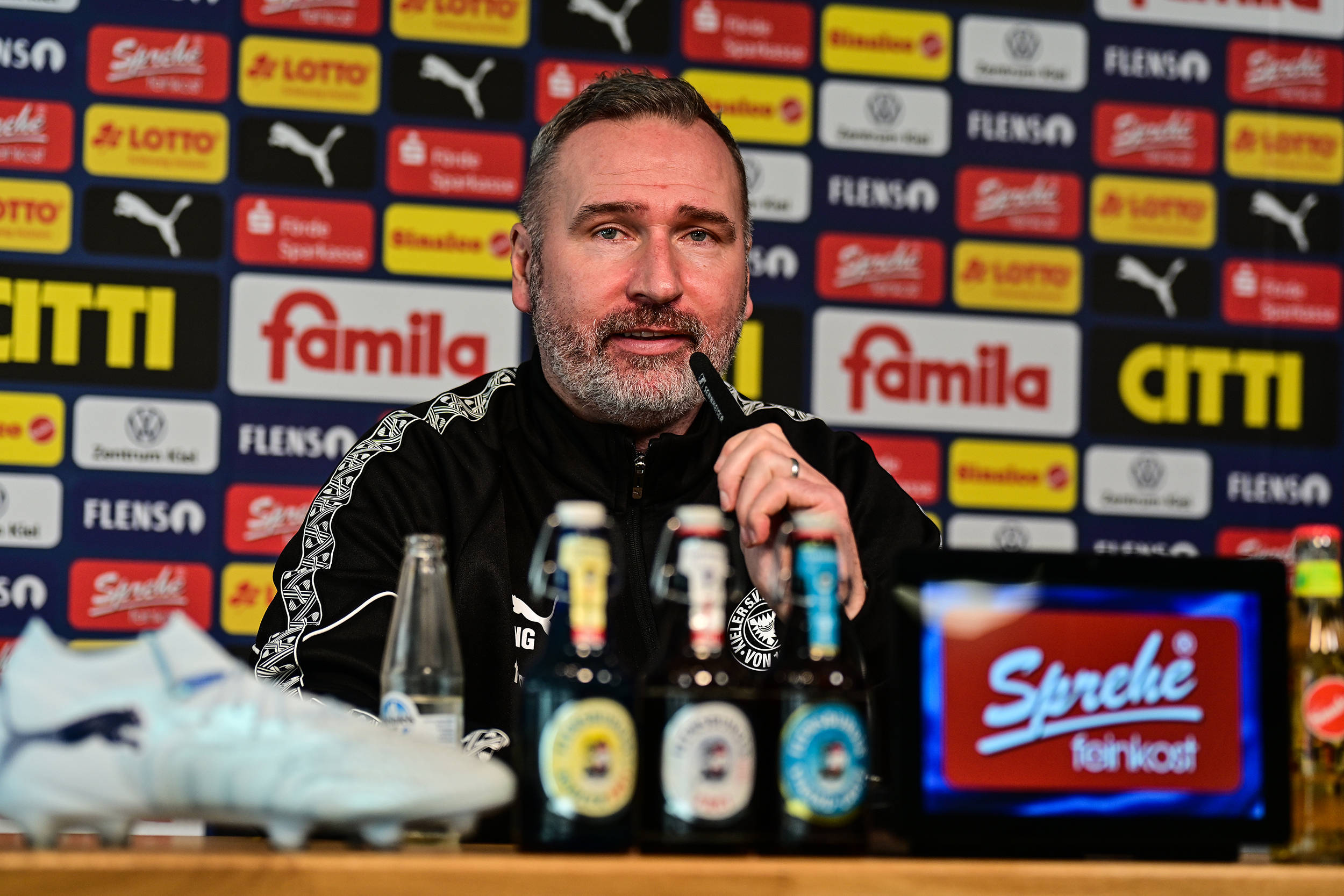 Tim Walter spricht bei einer Pressekonferenz