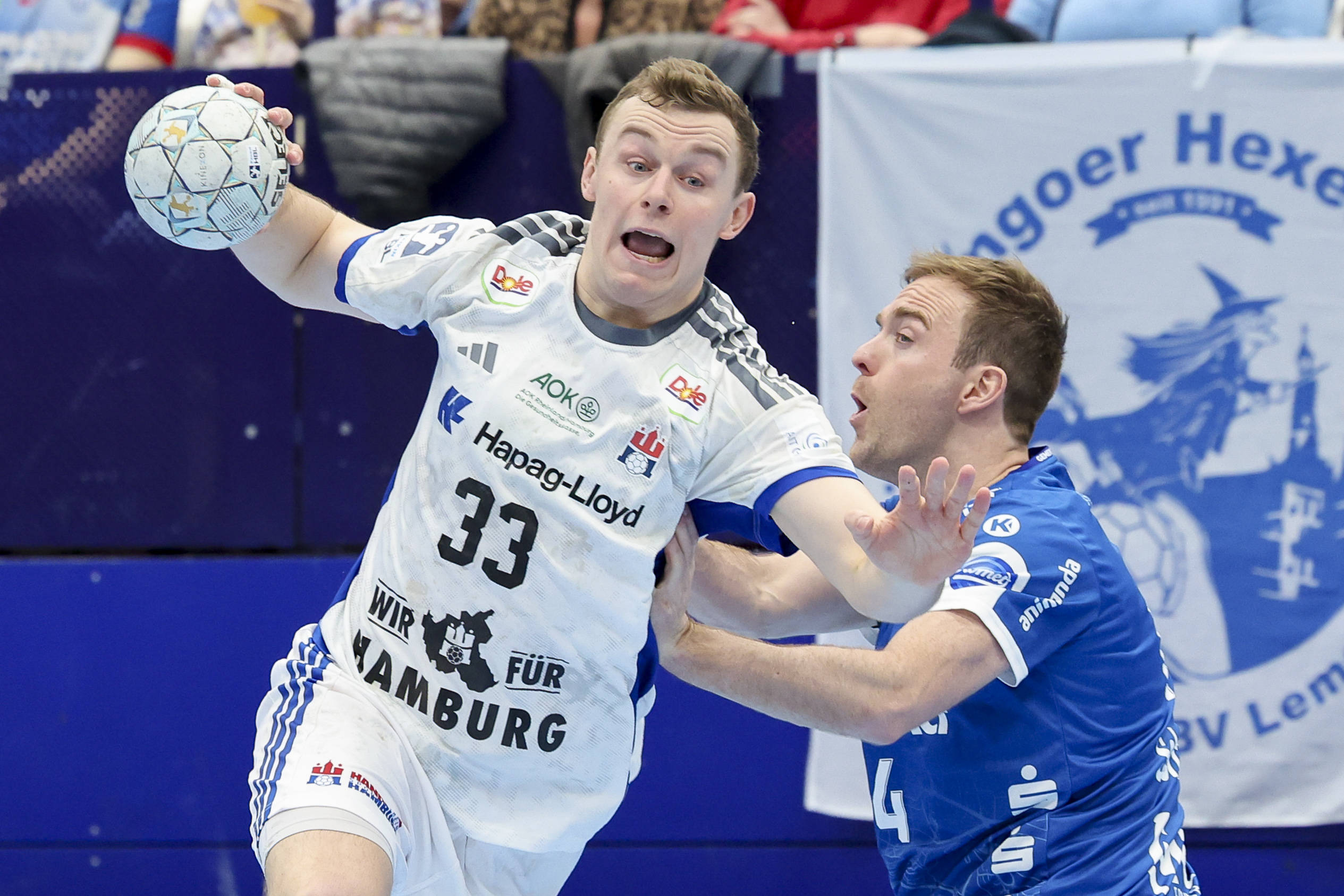 Moritz Sauter wird vom Lemgoer Bobby Schagen beim Wurf gestört.