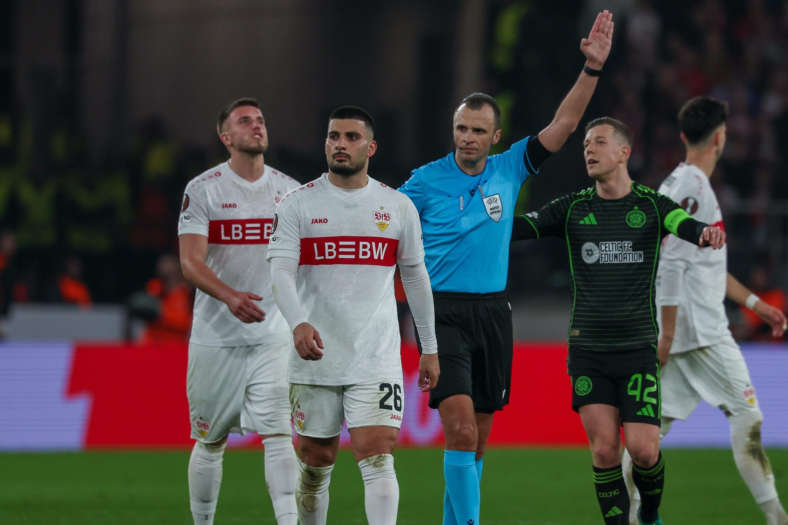 Ermedin Demirovic und Deniz Undav ärgern sich nach einer Abseitsentscheidung des Schiedsrichters.