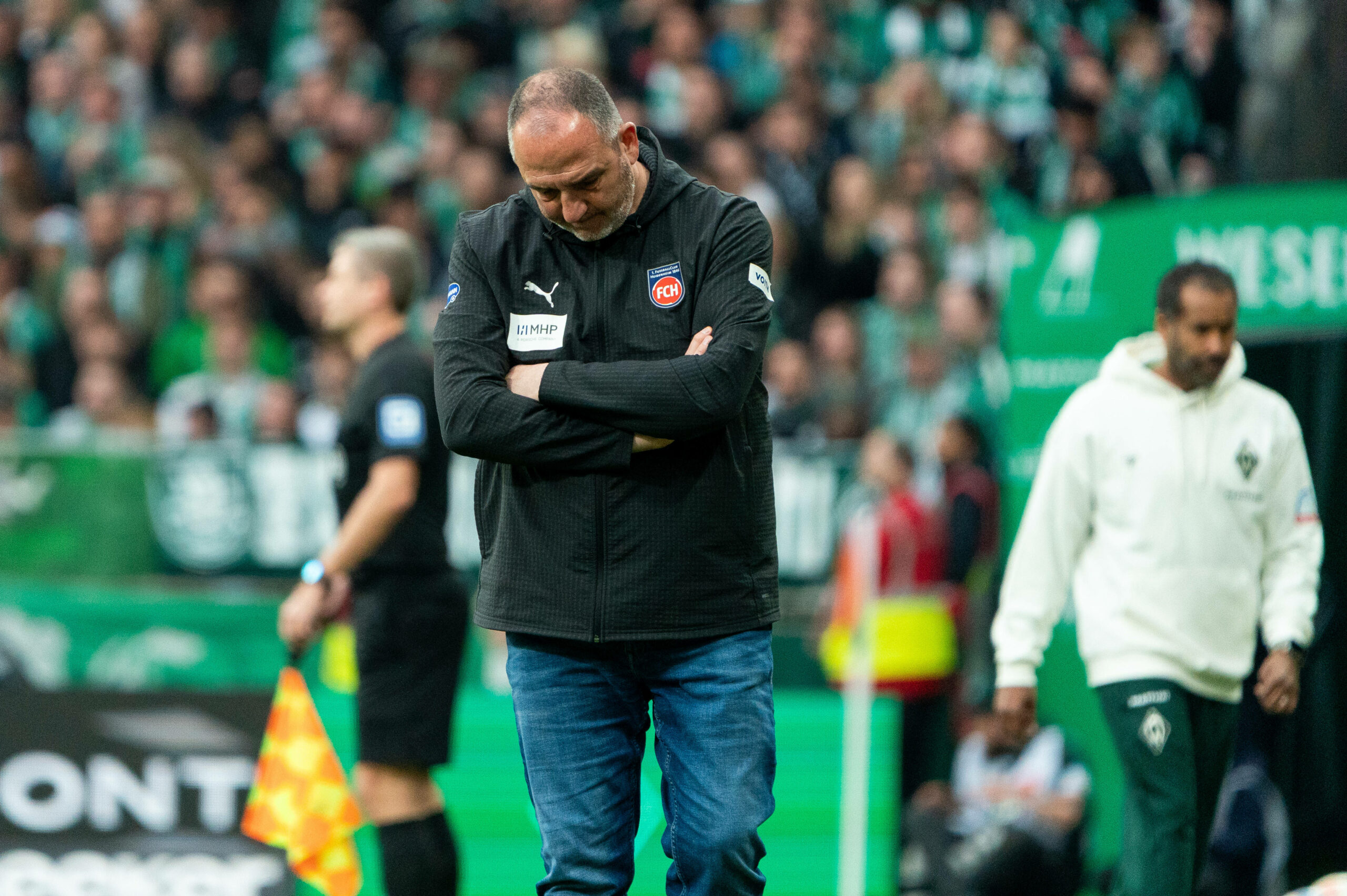 Frank Schmidt senkt den Kopf zu Boden