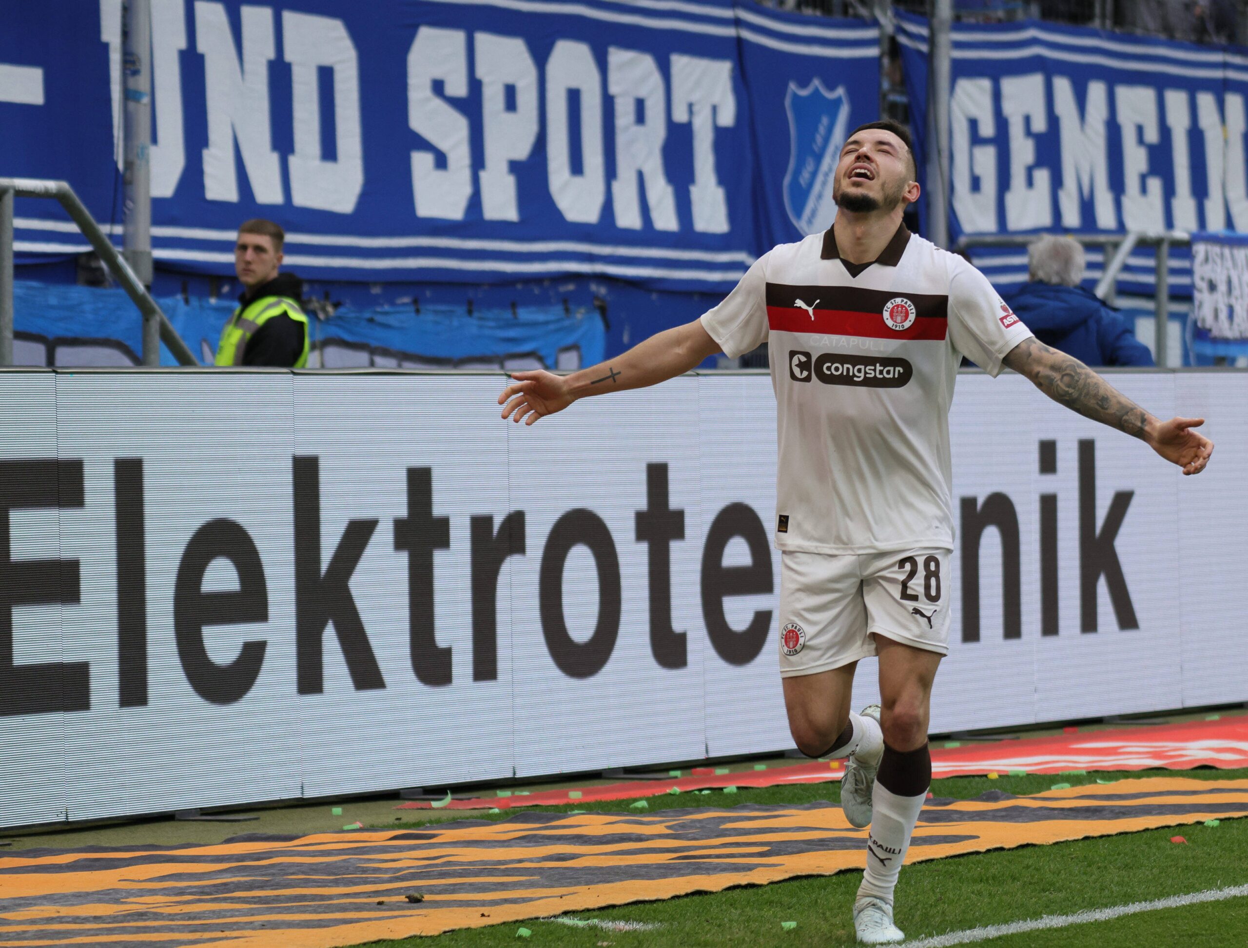 Mathias Pereia Lage bejubelt sein Tor in Hoffenheim