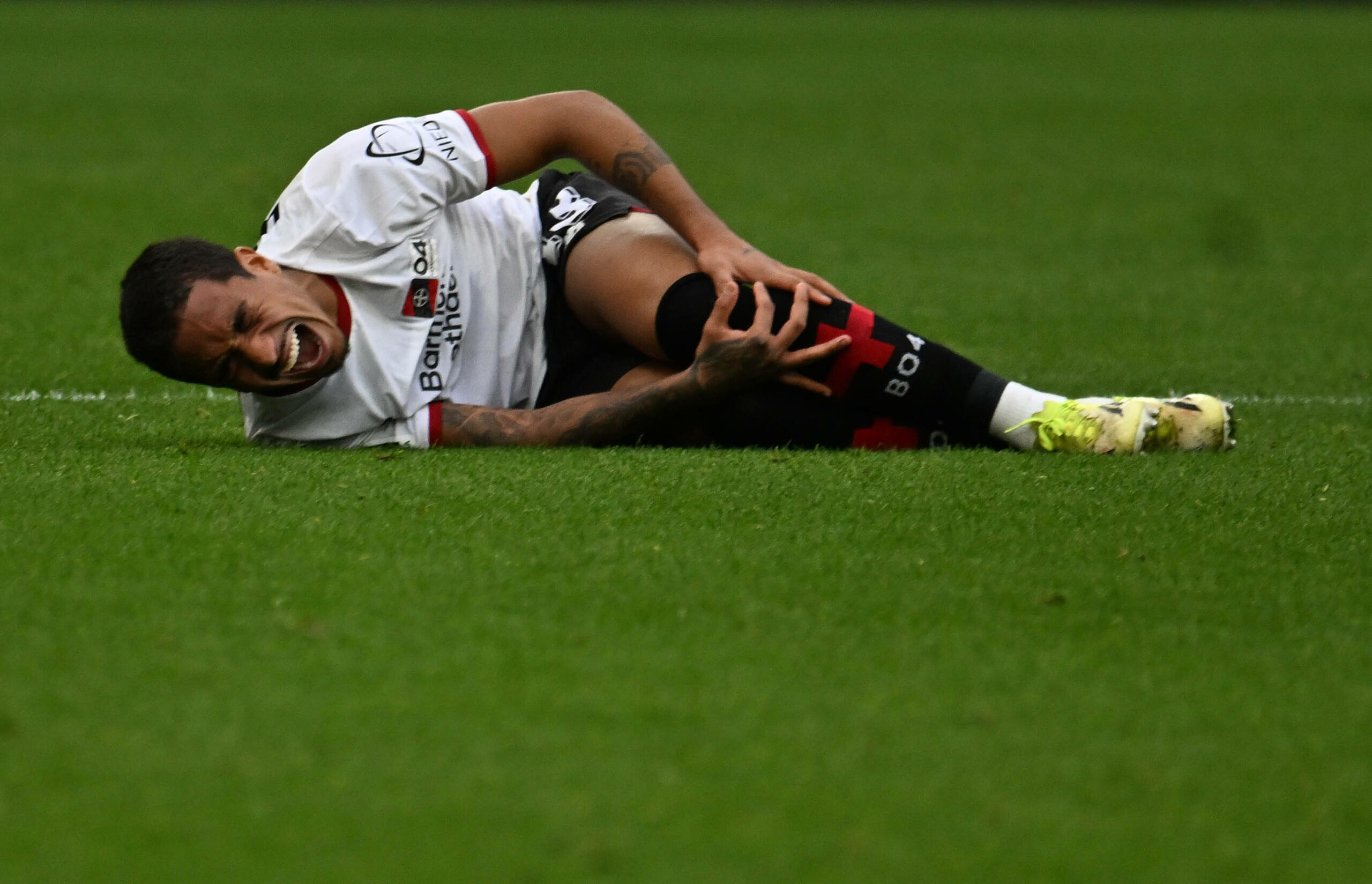 Arthur liegt am Boden und schreit vor Schmerzen