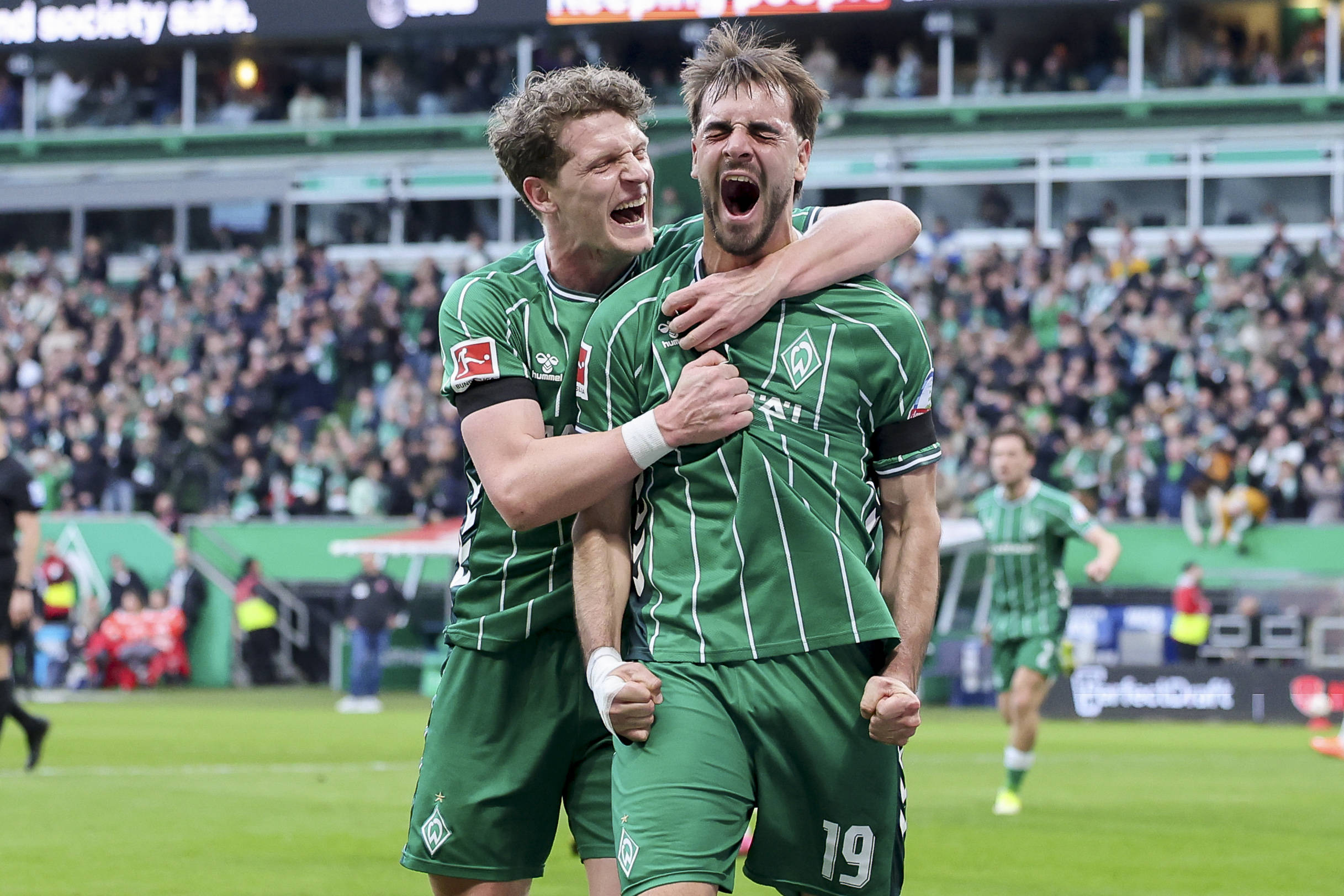 Jens Stage und Jovan Milosevic schreien ihre Erleichterung heraus