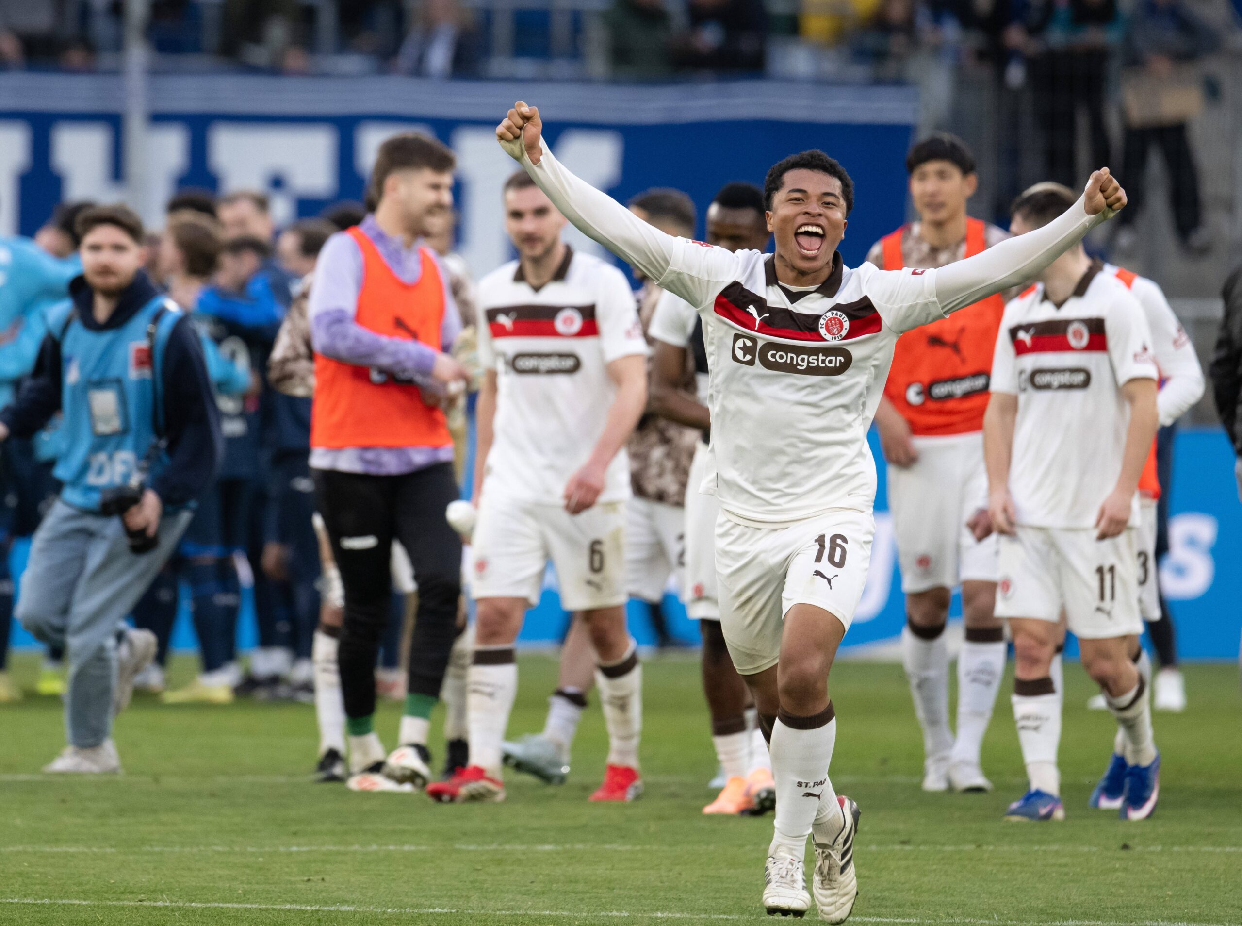 Joel Chima Fujita feiert nach dem Sieg in Hoffenheim