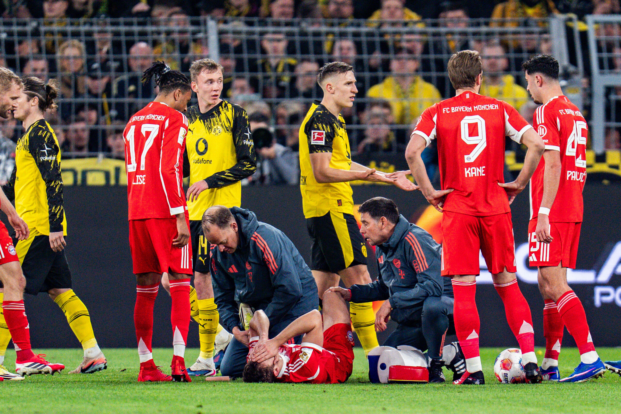 Nico Schlotterbeck gestikuliert vor Josip Stanisic, der behandelt wird