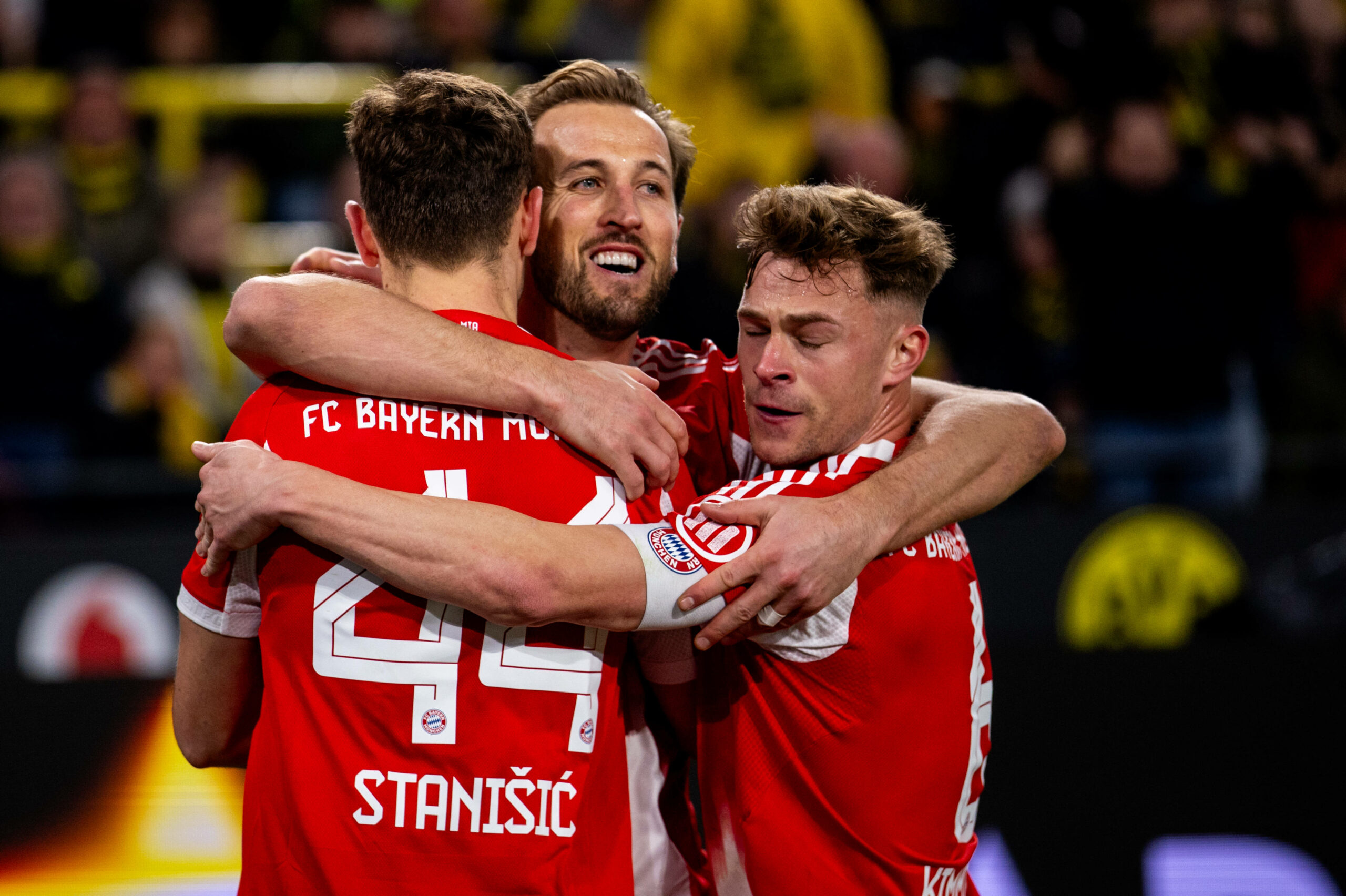 Josip Stanisic, Harry Kane und Joshua Kimmich jubeln Arm in Arm