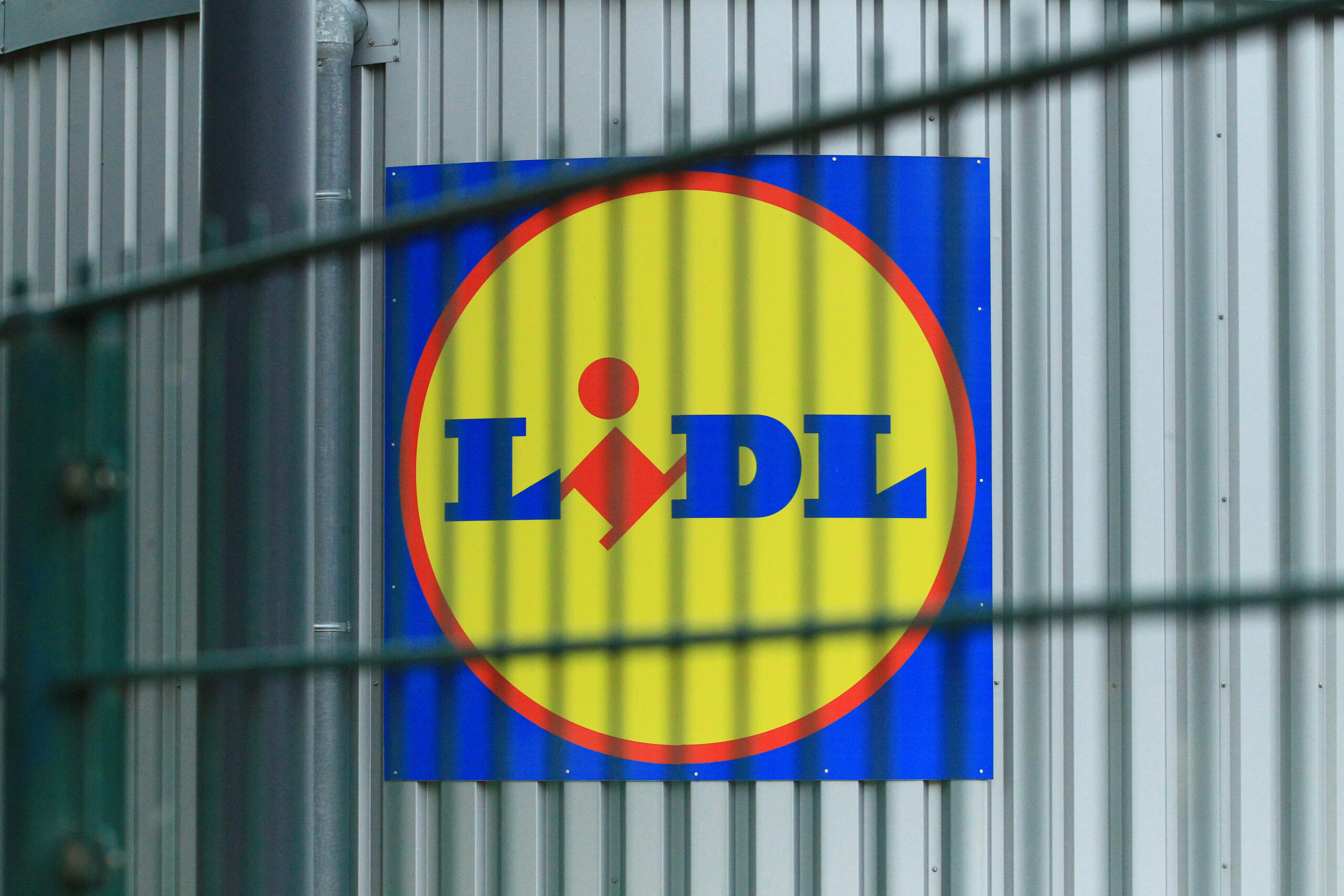 Werbeschild an einer Filiale vom Discountunternehmen Lidl.