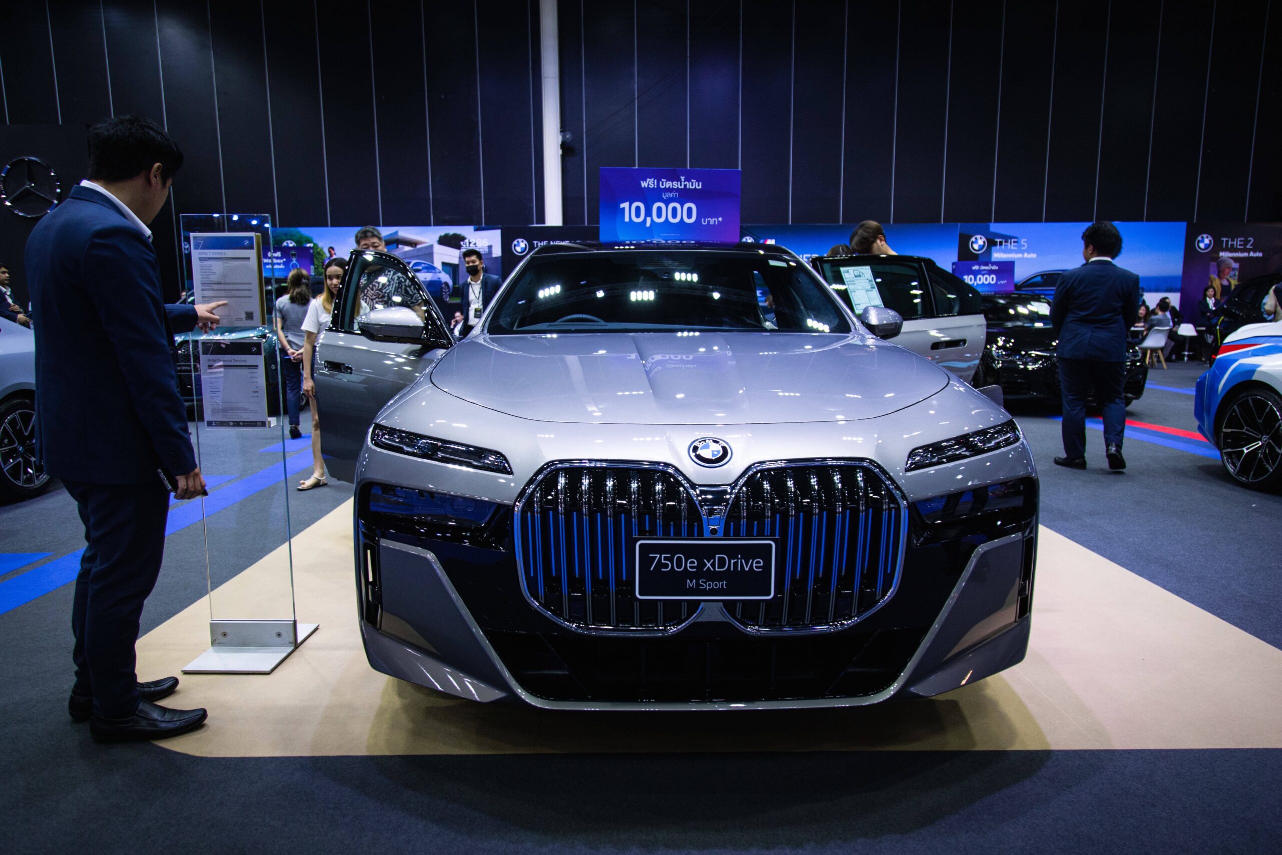 Der BMW 750e xDrive bei einer Präsentation im Jahr 2023.
