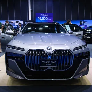 Der BMW 750e xDrive bei einer Präsentation im Jahr 2023.