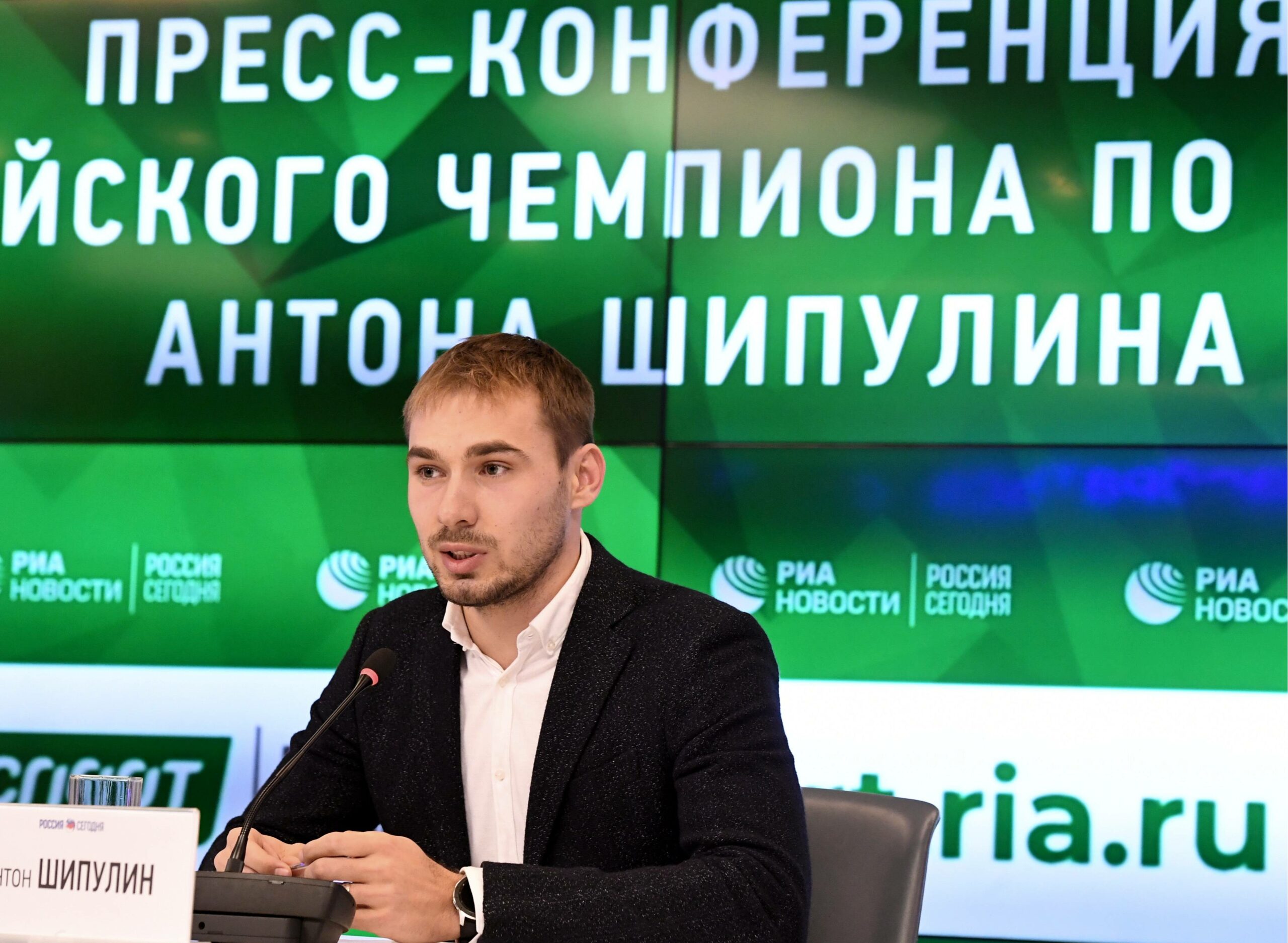 Anton Shipulin spricht auf einer Pressekonferenz