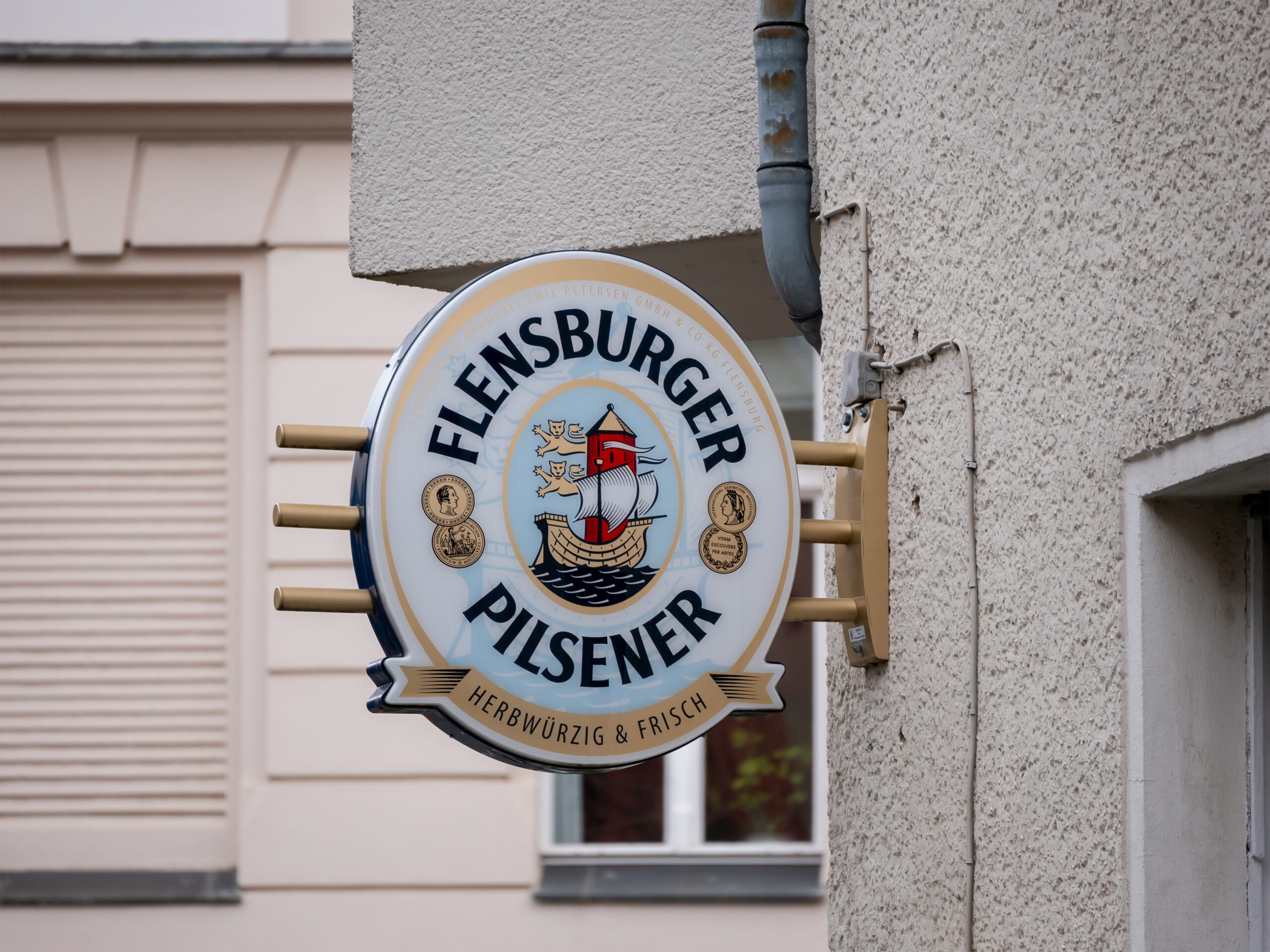Das Logo von Flensburger Pilsener an einem Lokal. (Symbolbild)