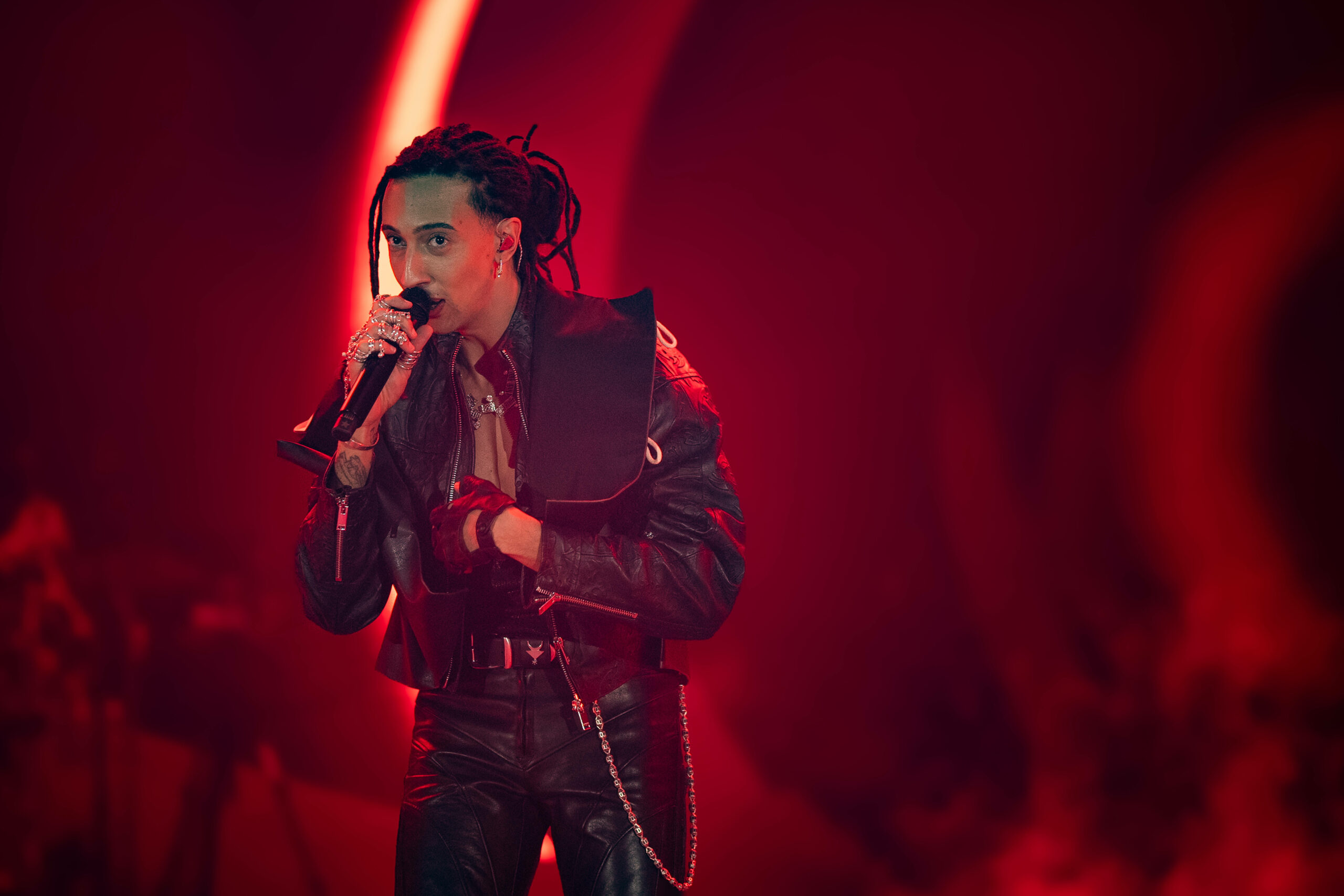 Ghali Amdouni rappt auf einem Konzert