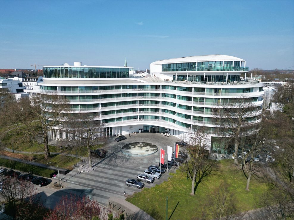 Das Luxus-Hotel „The Fontenay“ hat 130 luxuriöse Zimmer und Suiten, viele mit Alsterblick.